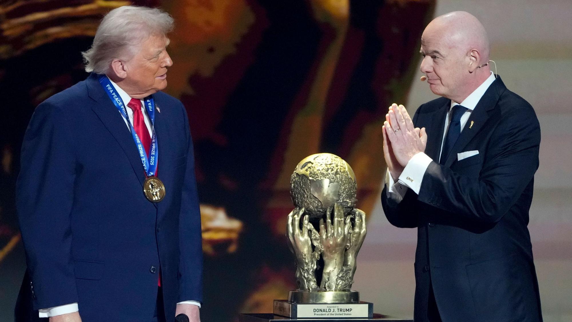 US-Präsident Donald Trump (l) erhält den FIFA-Friedenspreis von FIFA-Präsident Gianni Infantino.