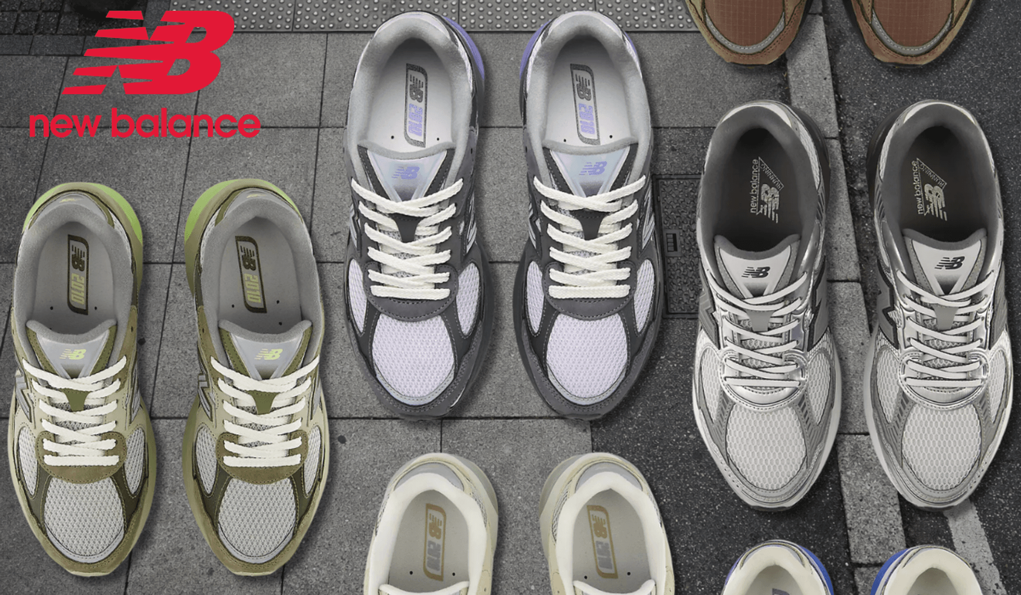 Die neuen New Balance ABZORB 2010 Sneaker vor einem Straßenhintergrund in verschiedenen Colorways abgebieldet.