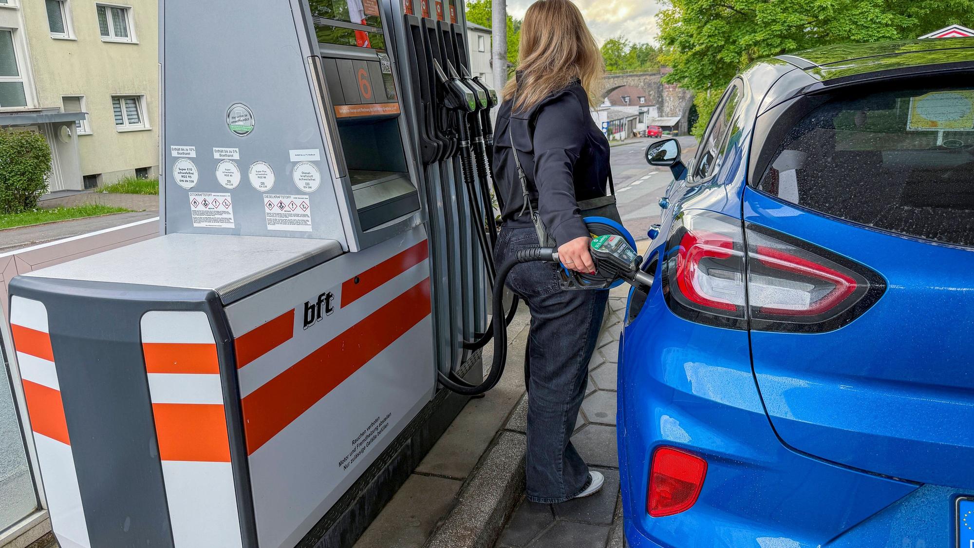 Eine Frau am Tanken