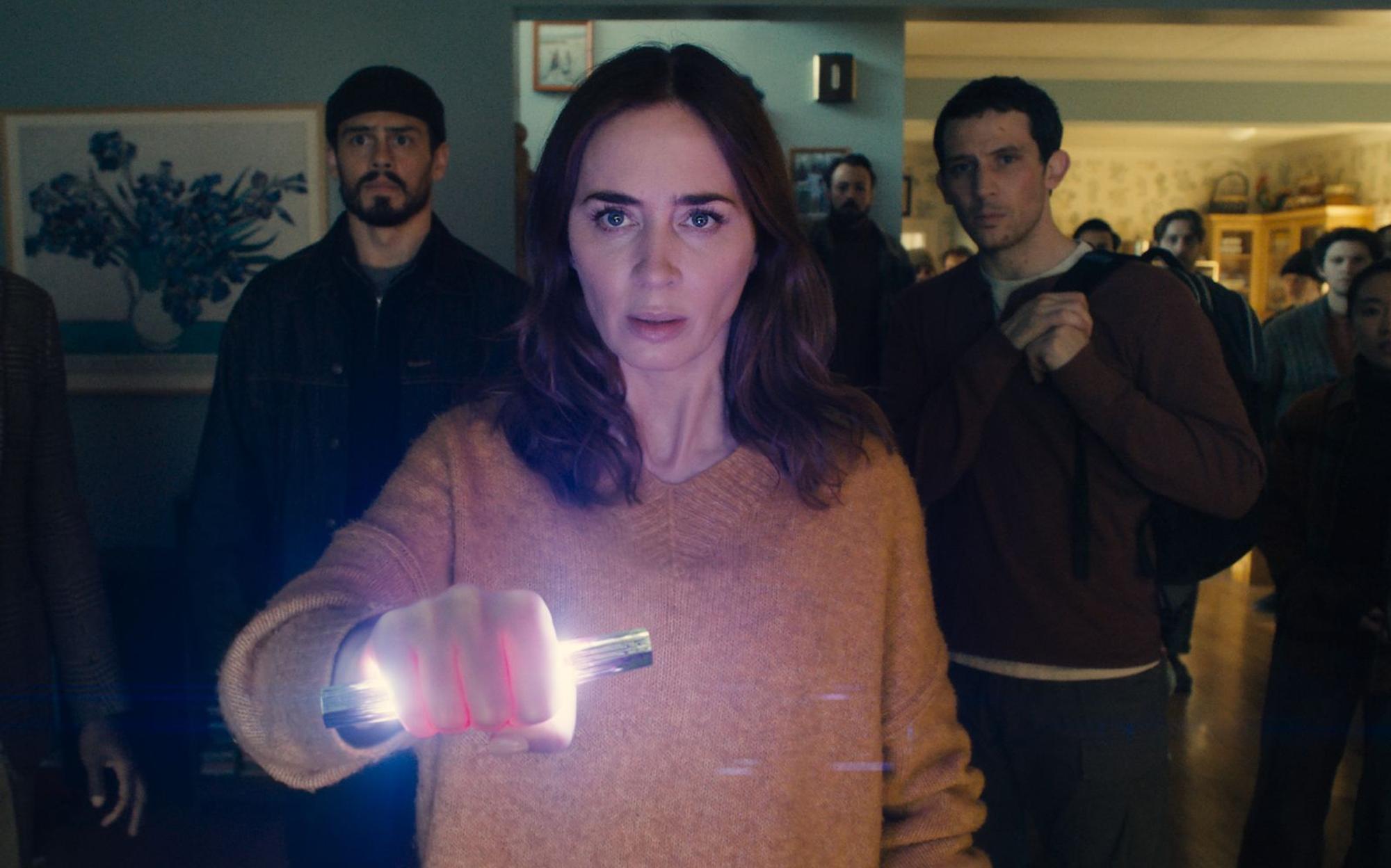 Emily Blunt (Mitte) und Josh O'Connor (rechts) spielen zwei der Hauptrollen in Steven Spielbergs „Disclosure Day“. (Bild: Universal Studios)