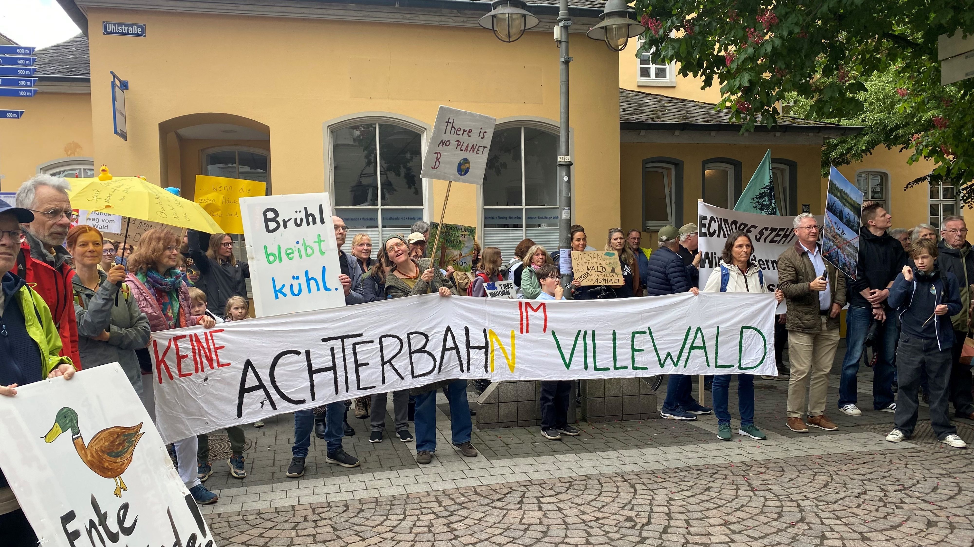 Zu sehen sind Demonstranten mit Transparenten.