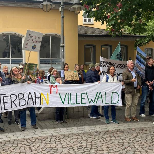 Zu sehen sind Demonstranten mit Transparenten.