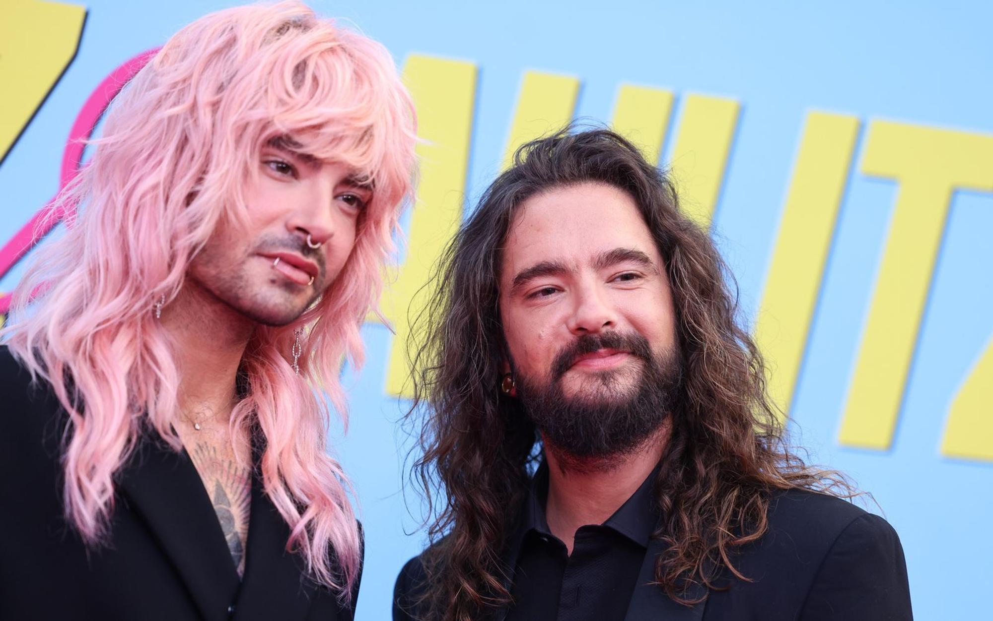 In ihrem Podcast „Kaulitz Hills“ sprechen Bill (links) und Tom Kaulitz offen darüber, dass sie sich unter anderen Promis oft fehl am Platz fühlen. (Bild: 2024 Getty Images/Gerald Matzka)