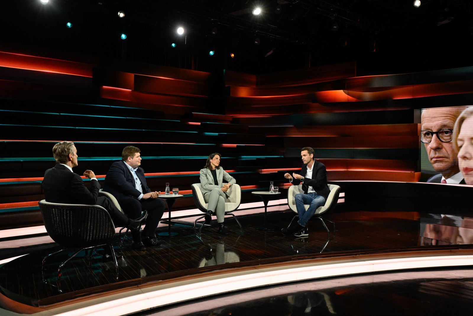 Markus Lanz (links) diskutierte am Dienstagabend mit CDU-Politiker Johannes Volkmann (zweiter von links), Journalistin Marina Kormbaki (zweite von rechts) und Grünen-Politiker Andreas Audretsch. (Bild: ZDF / Markus Hertrich)