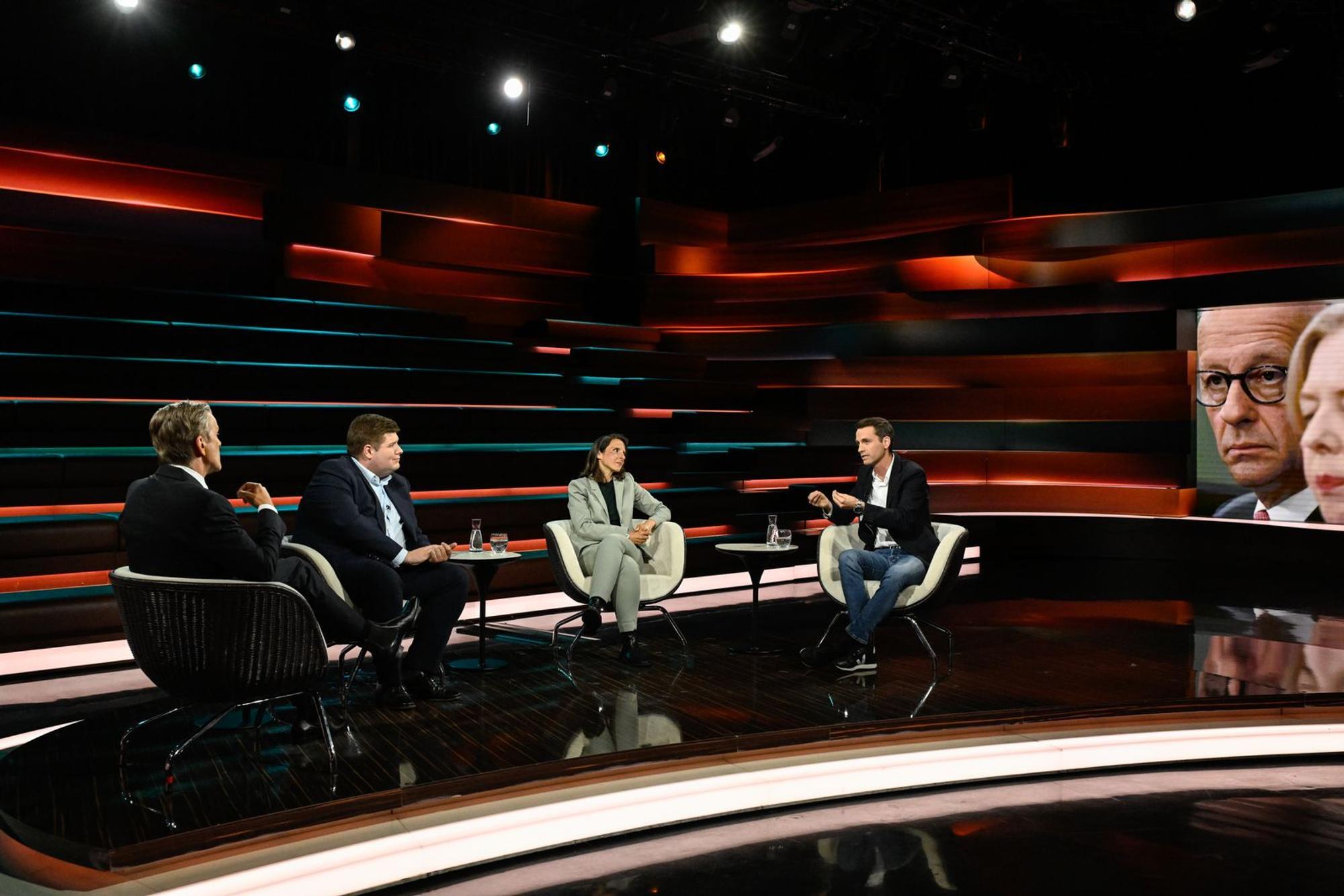 Markus Lanz (links) diskutierte am Dienstagabend mit CDU-Politiker Johannes Volkmann (zweiter von links), Journalistin Marina Kormbaki (zweite von rechts) und Grünen-Politiker Andreas Audretsch. (Bild: ZDF / Markus Hertrich)