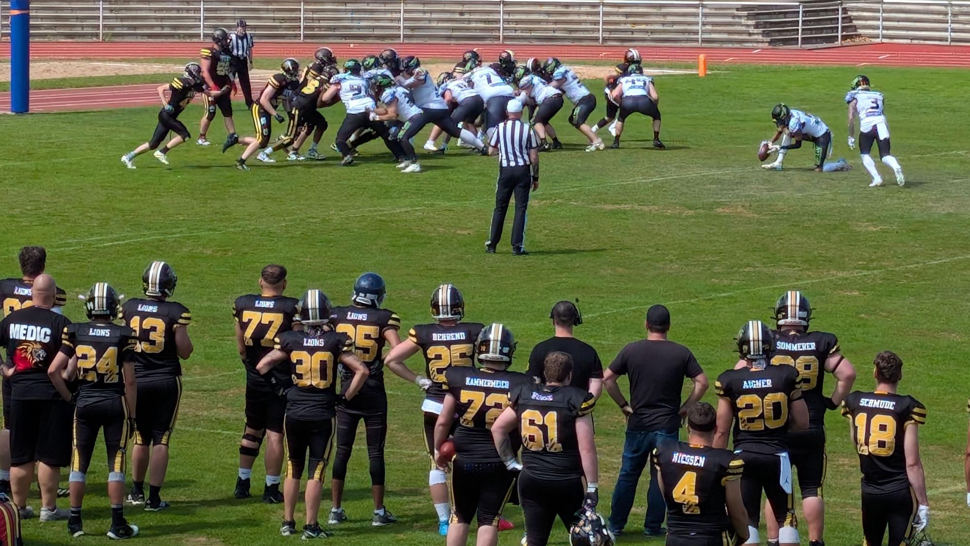 Blick von oben auf das Spielfeld. Im Vordergrund steht die Offensive der Euskirchen Lions, die beim Angriff von Lippstadt zuschaut, wie die Defensive sich schlägt.