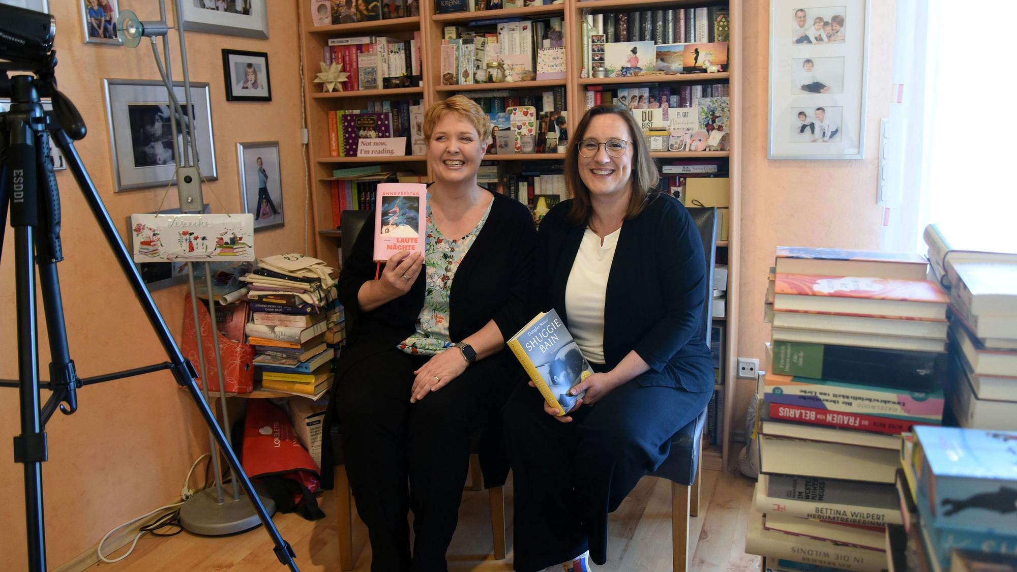 Die You Tube Bloggerinnen zum Thema Buch in ihrem Zuhause und Studio in Marienheide.