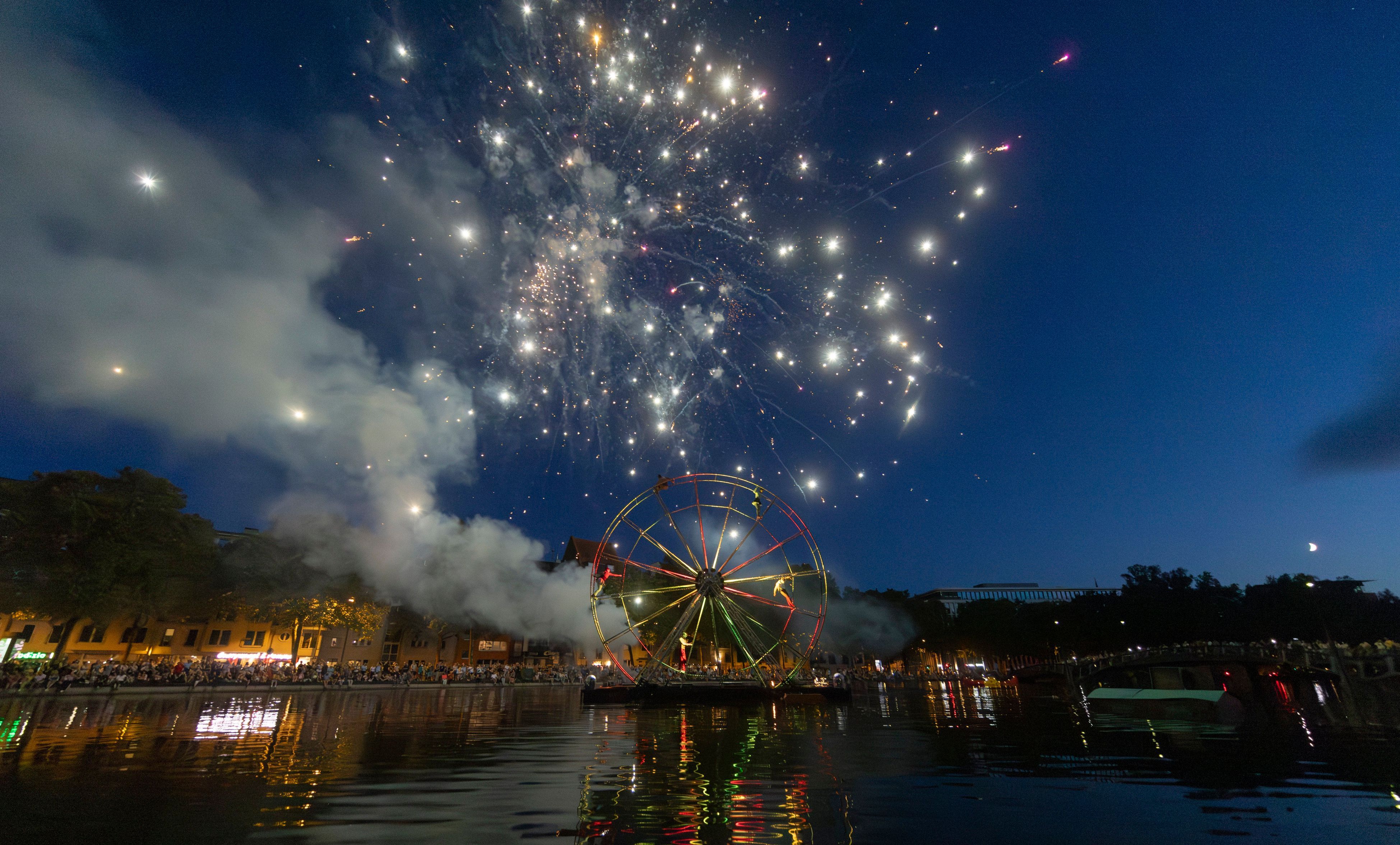 Sommer Köln 2024: Das Spektakel Vogue mit einer Mischung aus Zirkus, Theater und Pyrotechnik im Mediapark