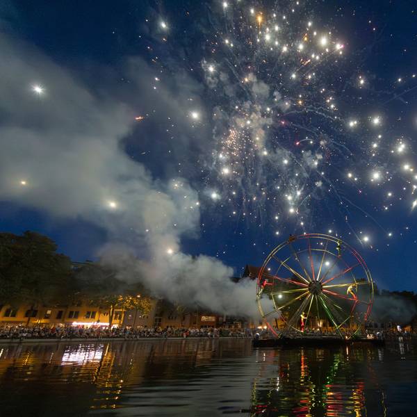 Sommer Köln 2024: Das Spektakel Vogue mit einer Mischung aus Zirkus, Theater und Pyrotechnik im Mediapark.