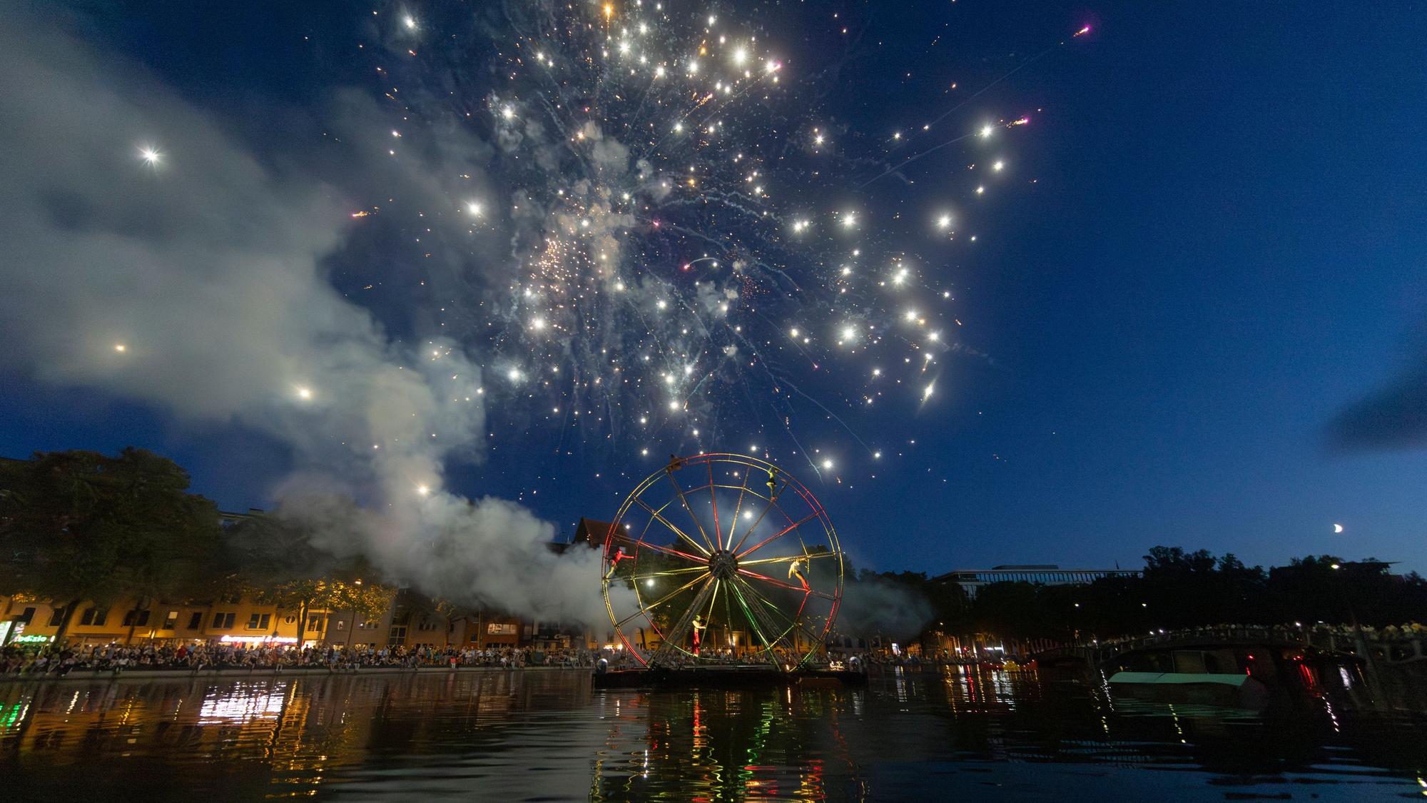 Sommer Köln 2024: Das Spektakel Vogue mit einer Mischung aus Zirkus, Theater und Pyrotechnik im Mediapark.