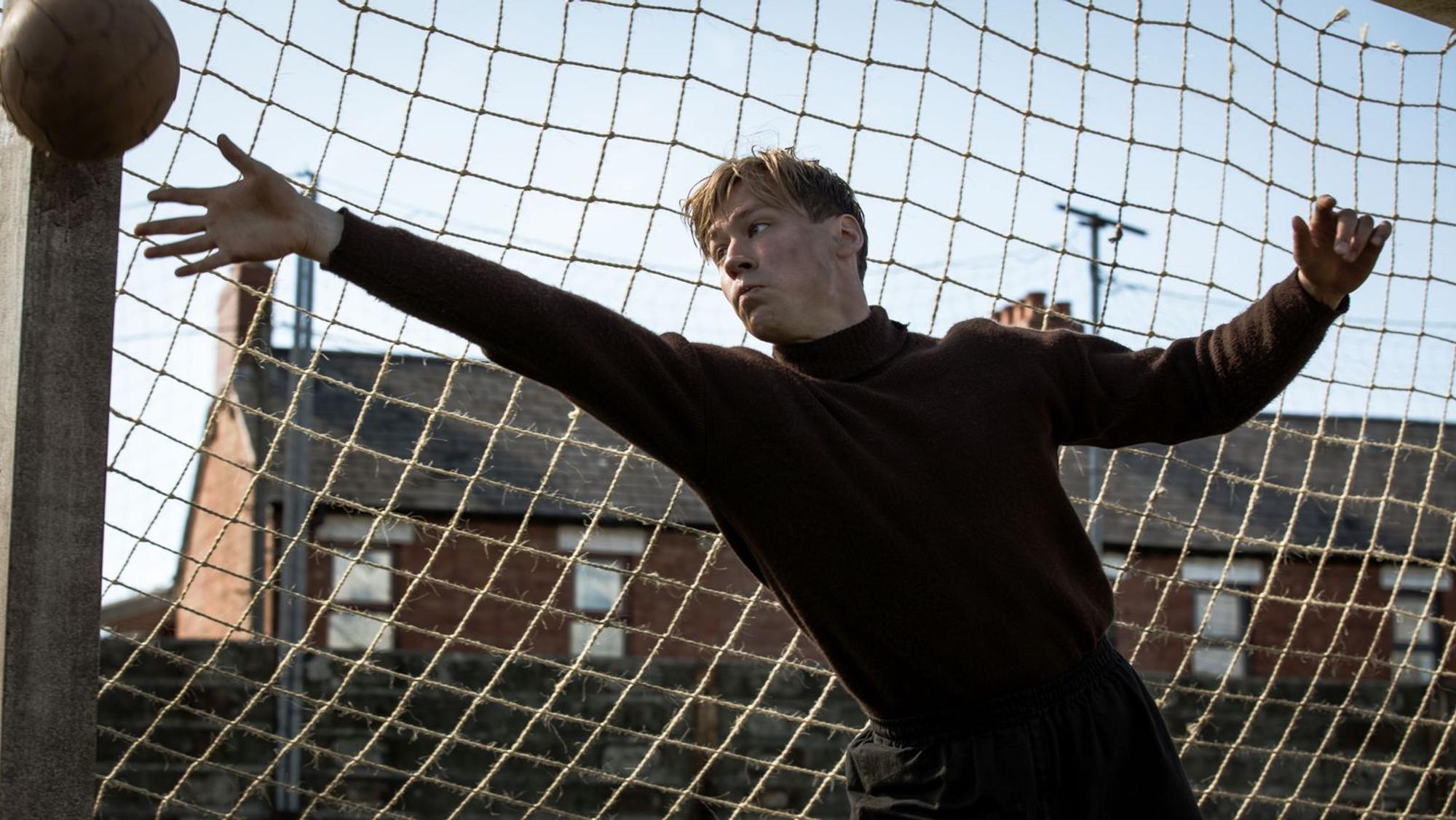Im Mittelpunkt des Kino-Biopics steht Trautmanns (David Kross) Zeit im Gefangenenlager. Bei einem Elfmeterschießen dort verspricht er: „Ich halte jeden.“ Was er auch tat. In seiner Karriere bei Manchester City waren es mehr als 60 Prozent. (Bild: ARD Degeto/Lieblingsfilm/Zephyr Films/British Film/Adrian Monaghan)