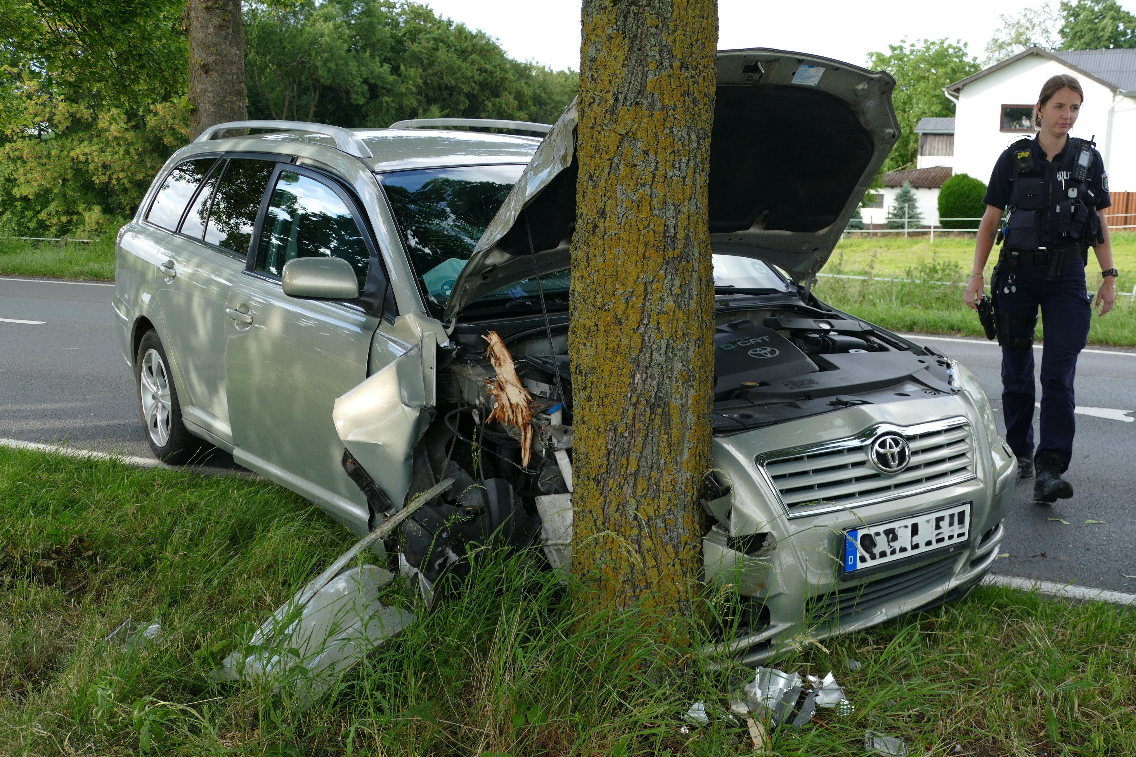 Der Wagen war gegen einen Baum geprallt.