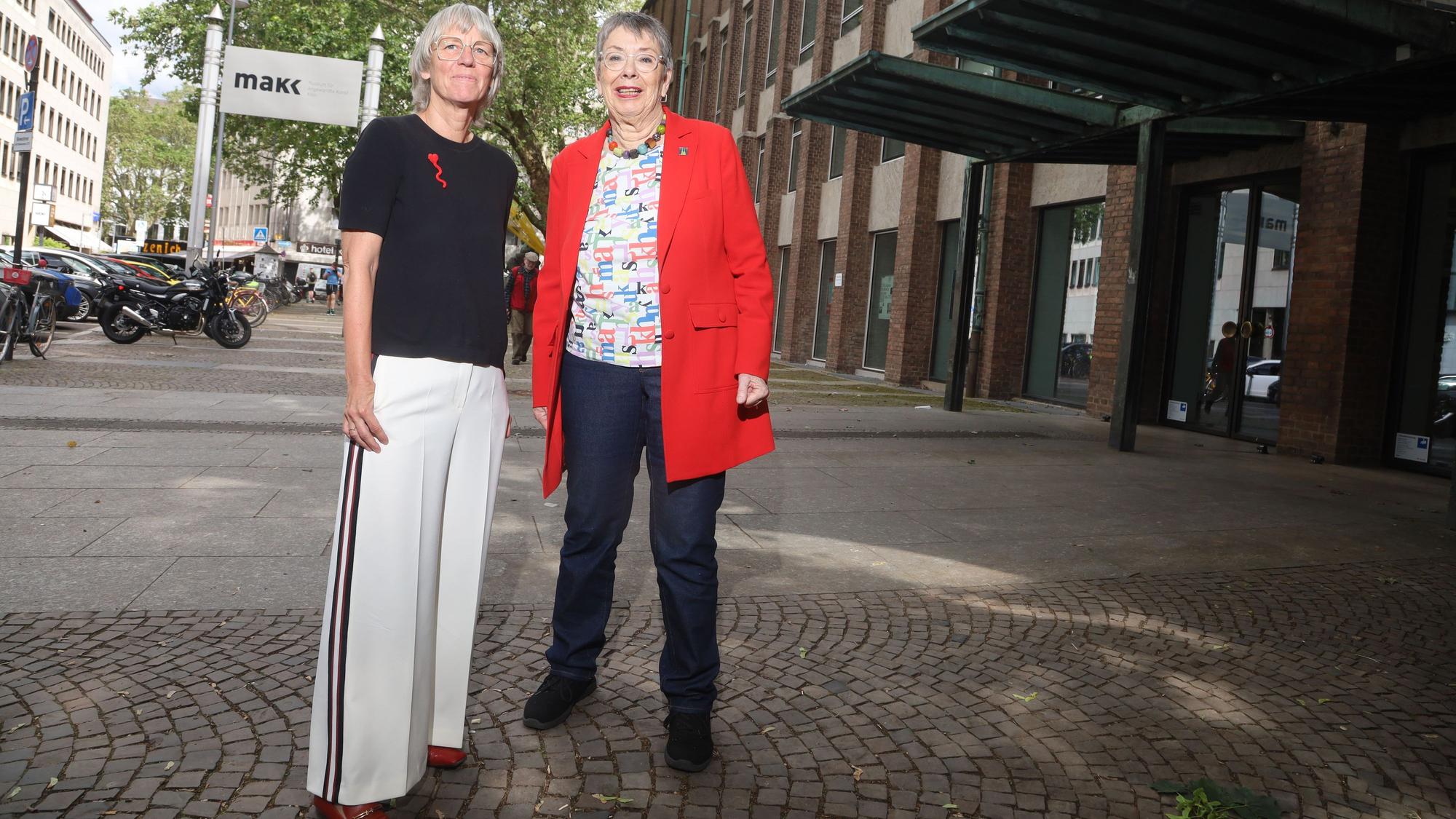 Petra Hesse (links), Direktorin des Museums für Angewandte Kunst Köln (MAKK), und Dombaumeisterin a.D. Barbara Schock-Werner vor der Museumsfassade. Anfang Juni wurden Sperrgitter und ein Sicherheitsdach über dem Eingang entfernt.