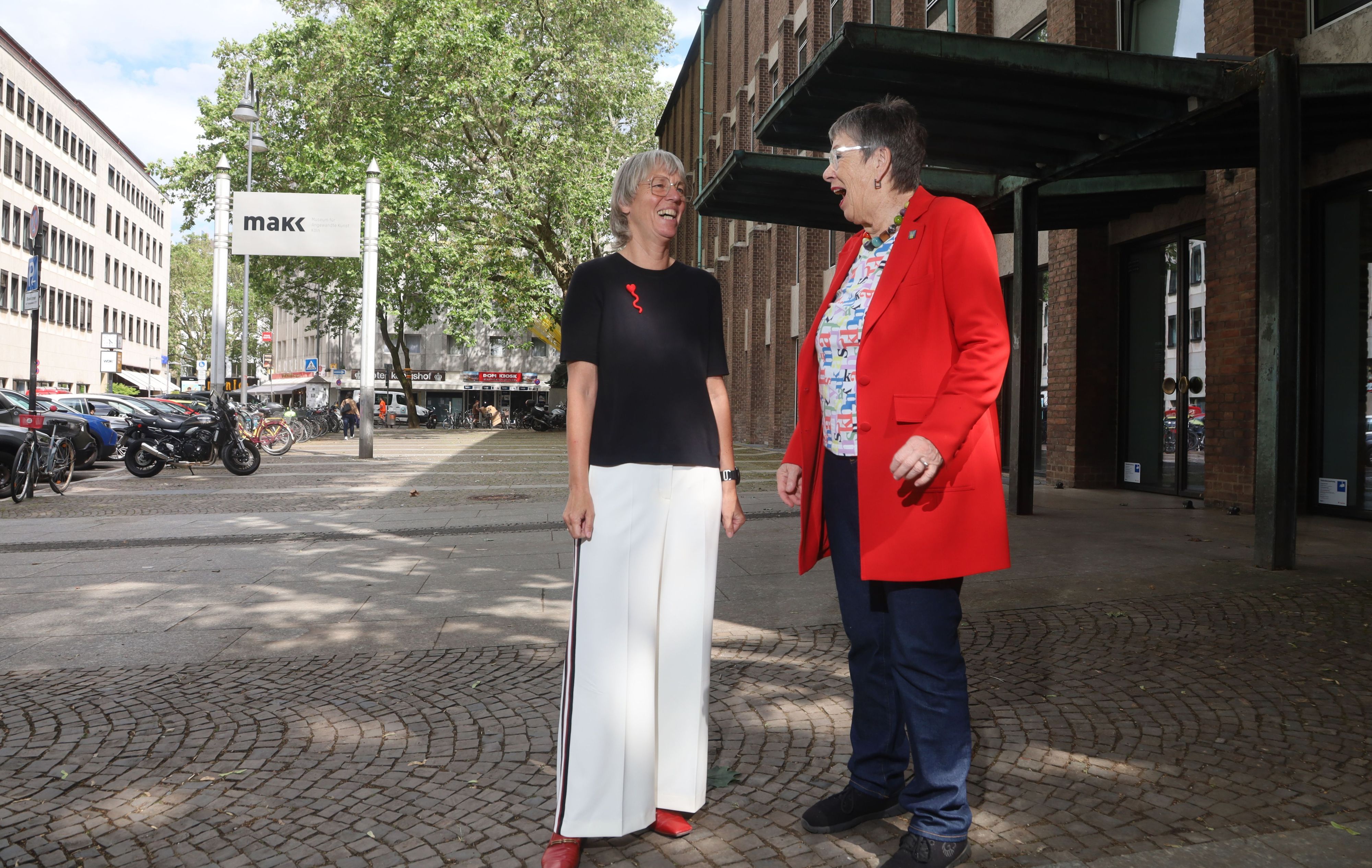 Freude bei MAKK-Direktorin Petra Hesse (links) und Dombaumeisterin a.D. Barbara Schock-Werner