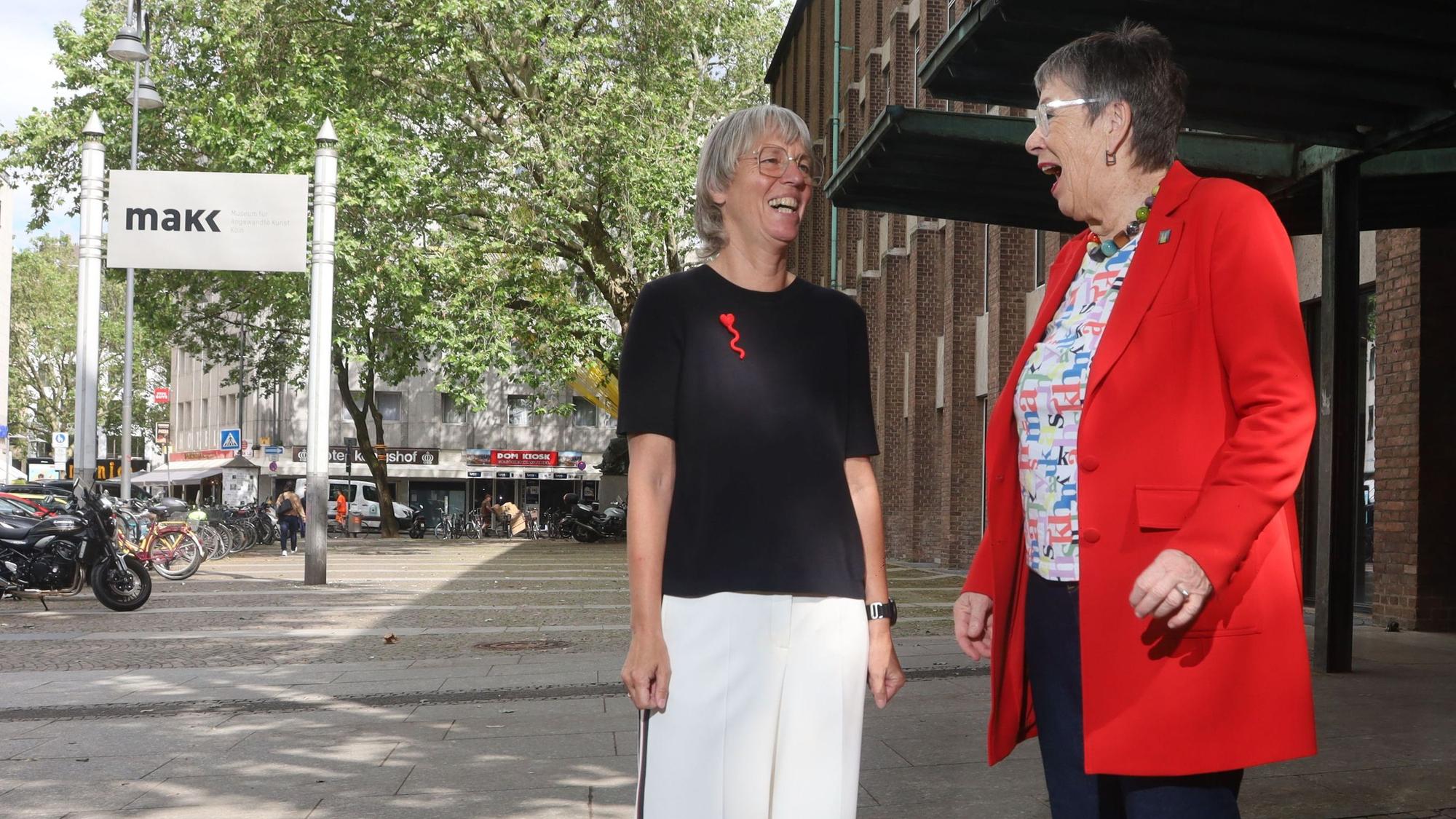 Freude bei MAKK-Direktorin Petra Hesse (links) und Dombaumeisterin a.D. Barbara Schock-Werner