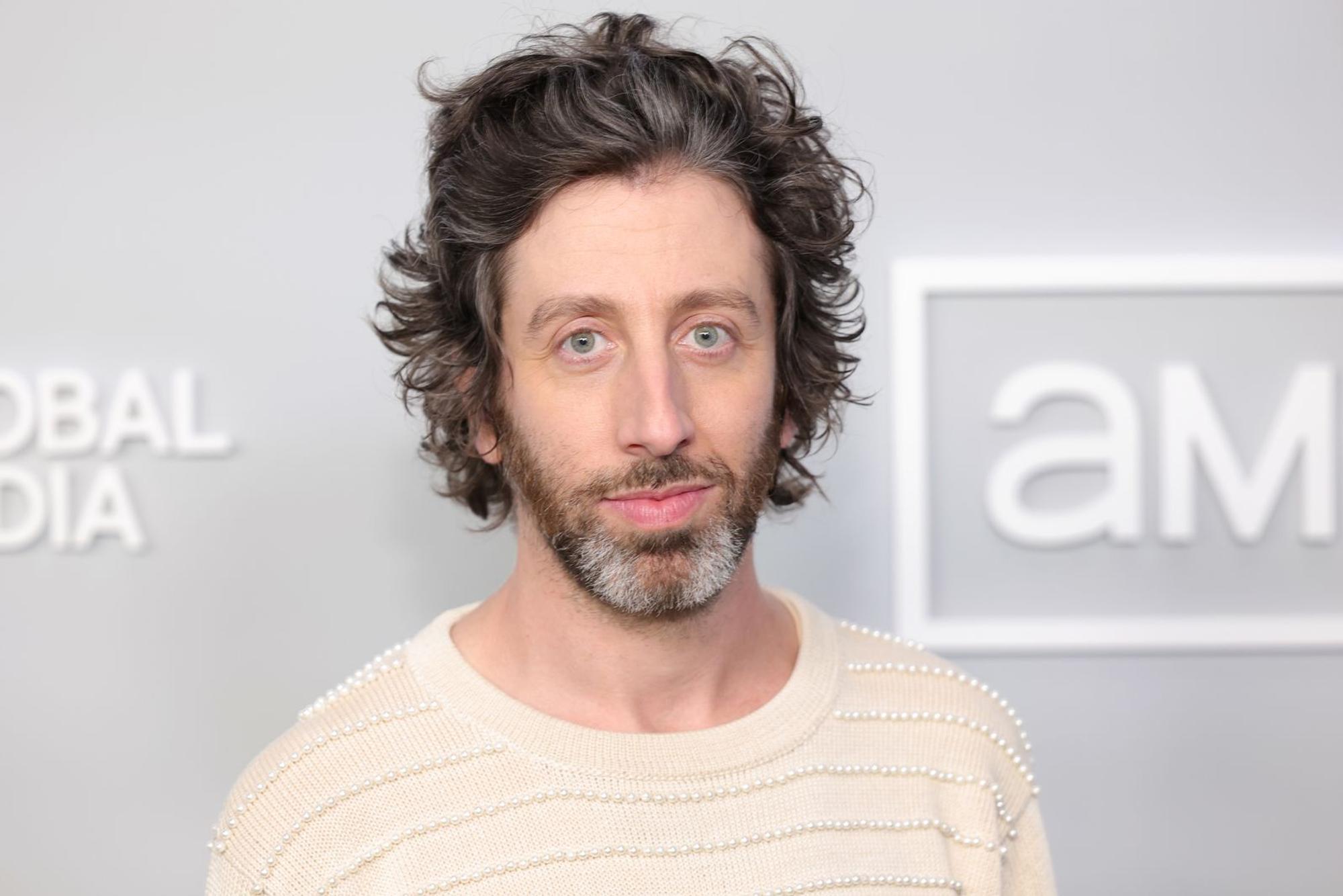 Simon Helberg enthüllte jetzt in einem Podcast, dass „The Big Bang Theory“ ursprünglich ganz anders ausgesehen hatte. (Bild: Michael Loccisano/Getty Images)