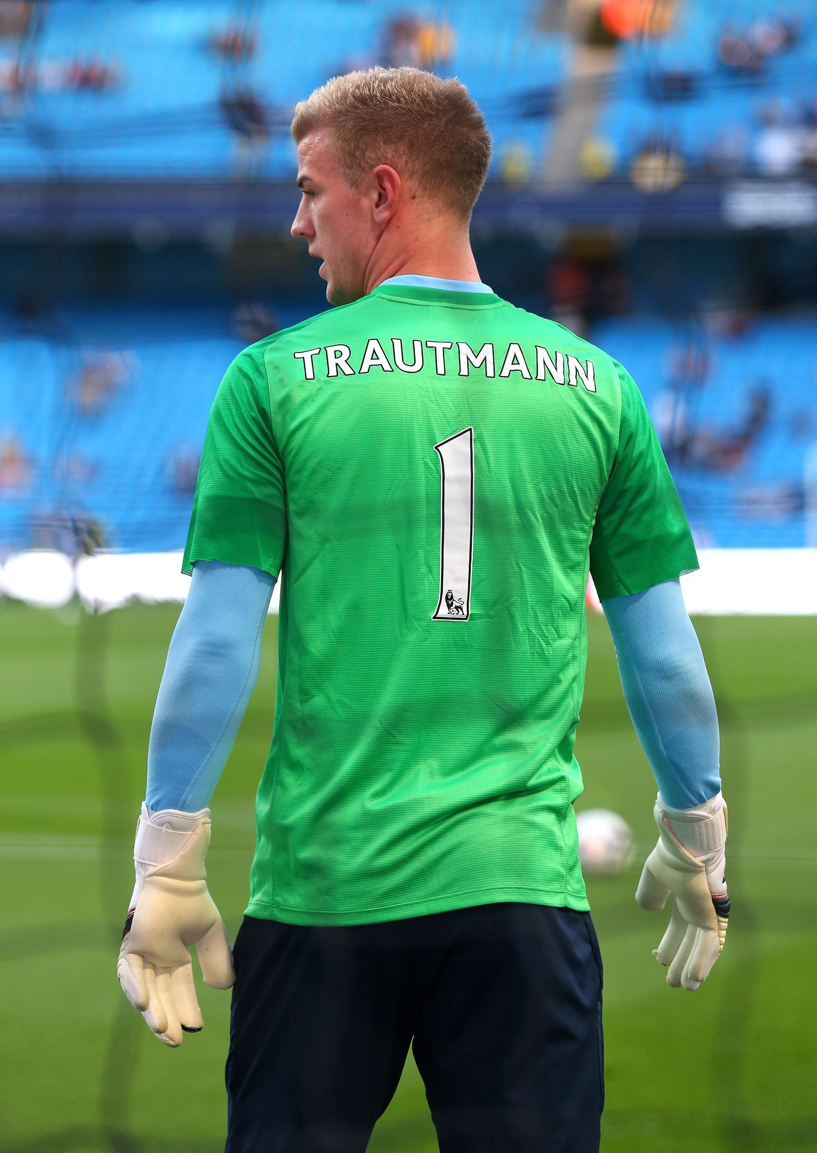 Einer der Nachfolger: Joe Hart stand 2013 im Tor von Manchester City. Nach dem Tod von Bernd Trautmann machte er sich wie alle Spieler seiner Mannschaft im Trikot des ehemaligen Torhüters warm. (Bild: Alex Livesey / 2013 Getty Images)