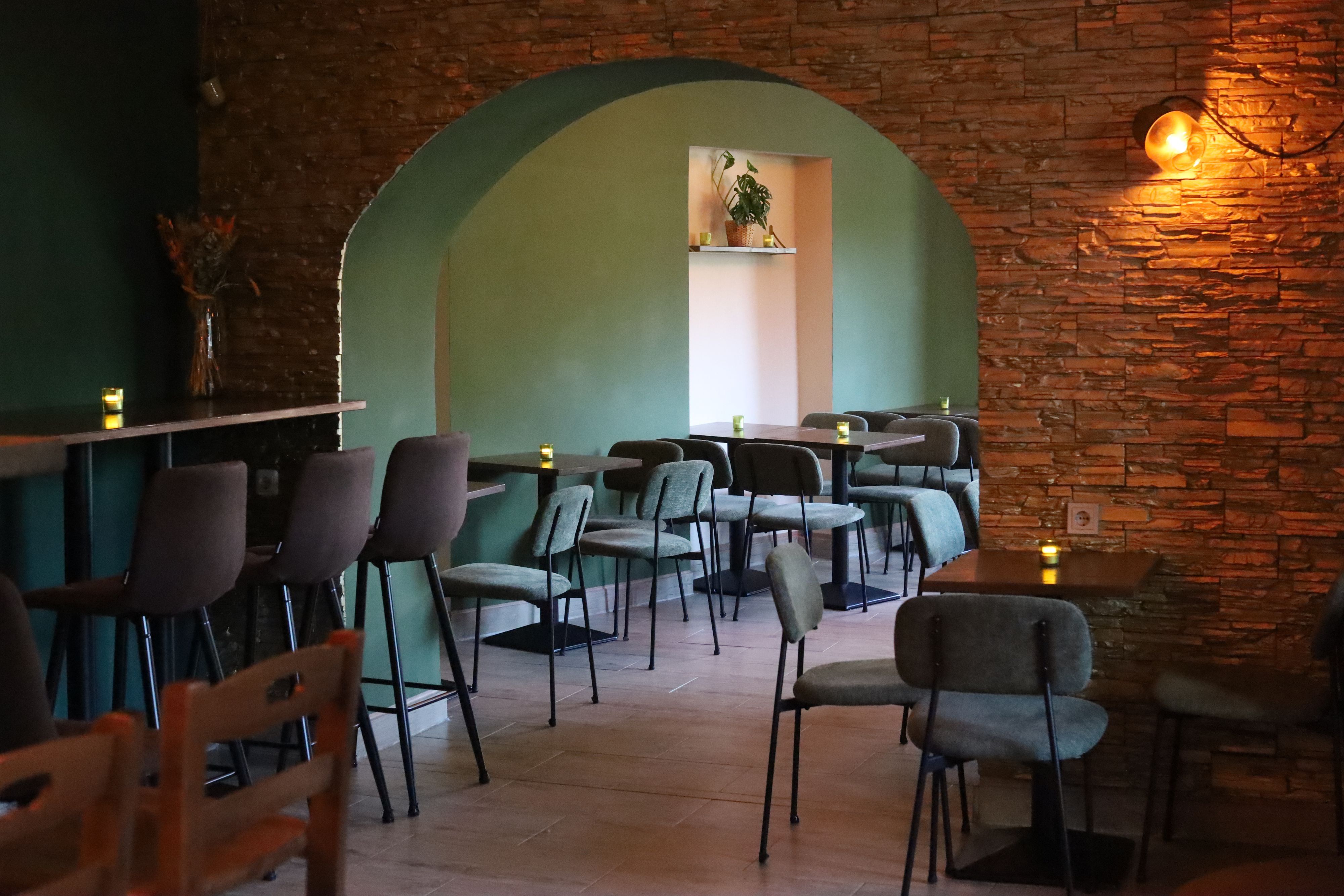 Viel Grün prägt den Innenraum der Bar.