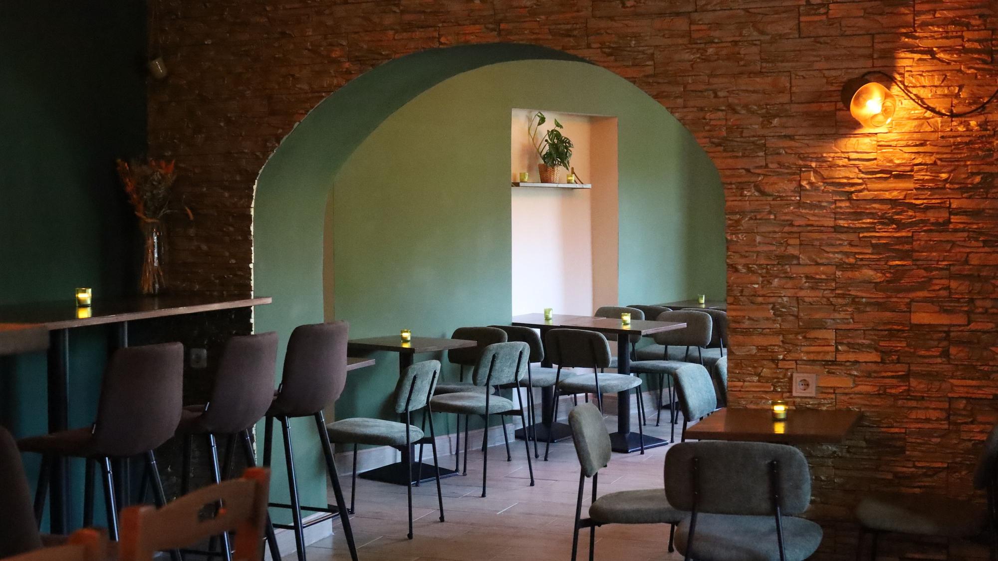 Viel Grün prägt den Innenraum der Bar.