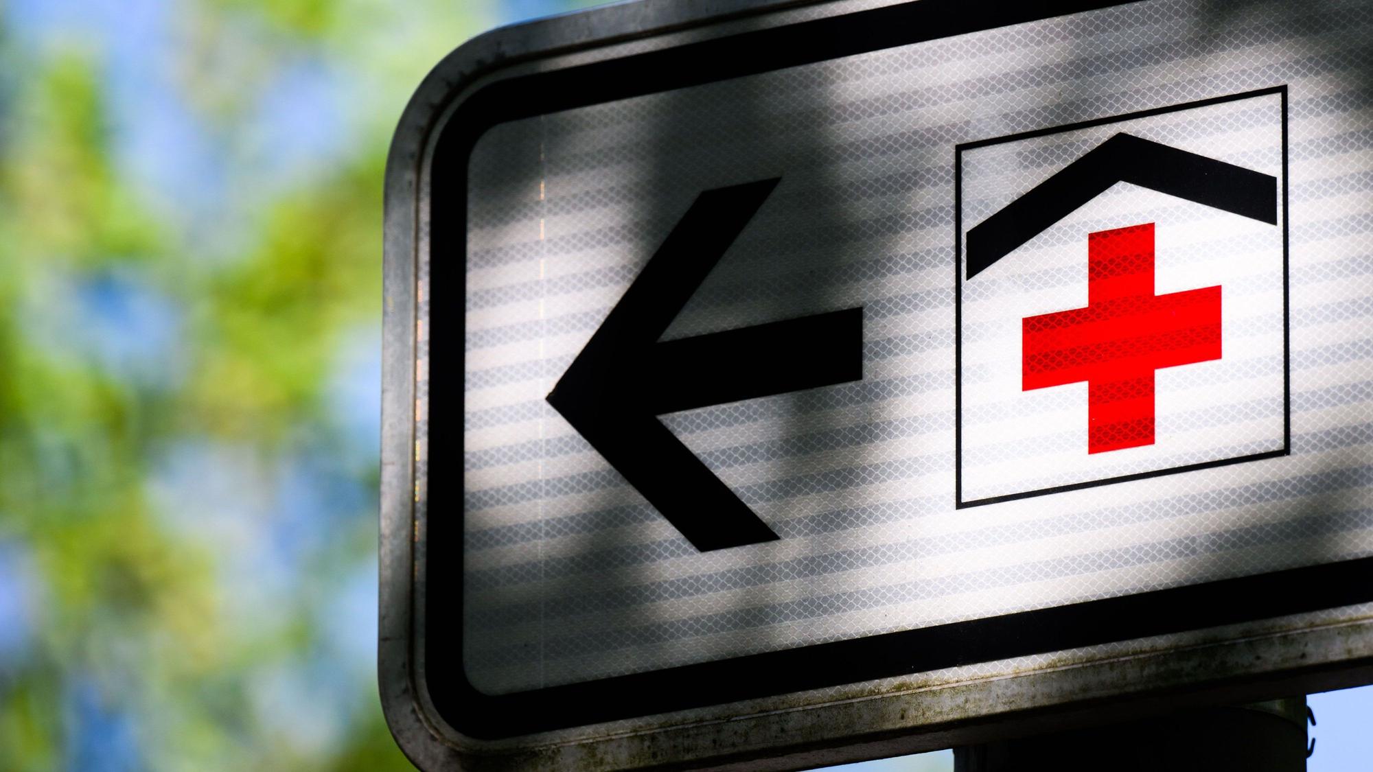 ARCHIV - 15.05.2024, Niedersachsen, Hannover: Ein Schild zeigt den Weg zum nächsten Krankenhaus. (zu dpa: «Minister hält weitere Klinikschließungen für denkbar») Foto: Julian Stratenschulte/dpa/dpa-tmn +++ dpa-Bildfunk +++