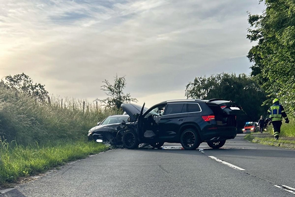 Ein Polizeiauto sichert eine Unfallstelle auf einer Landstraße.