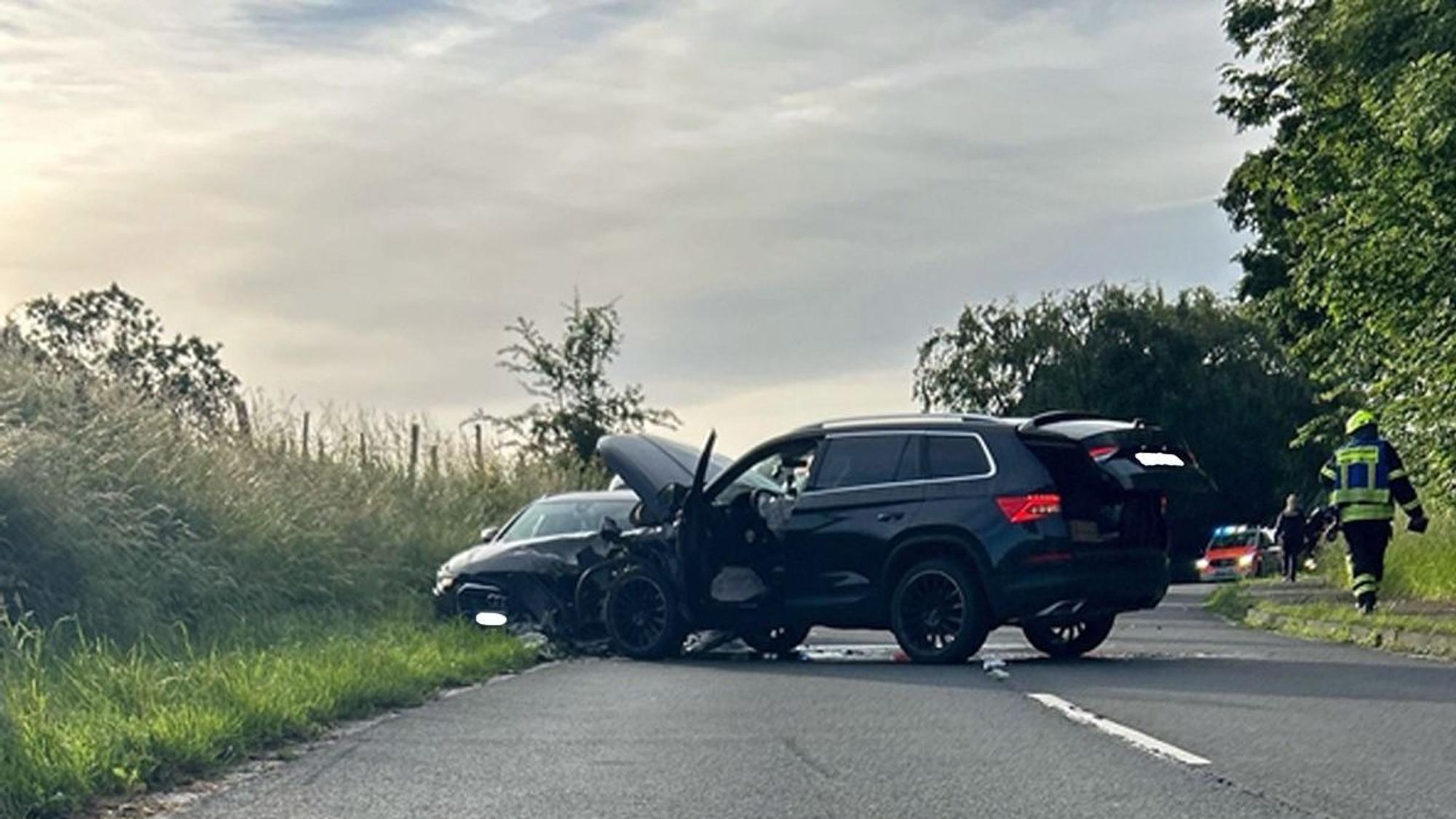 Ein Polizeiauto sichert eine Unfallstelle auf einer Landstraße.