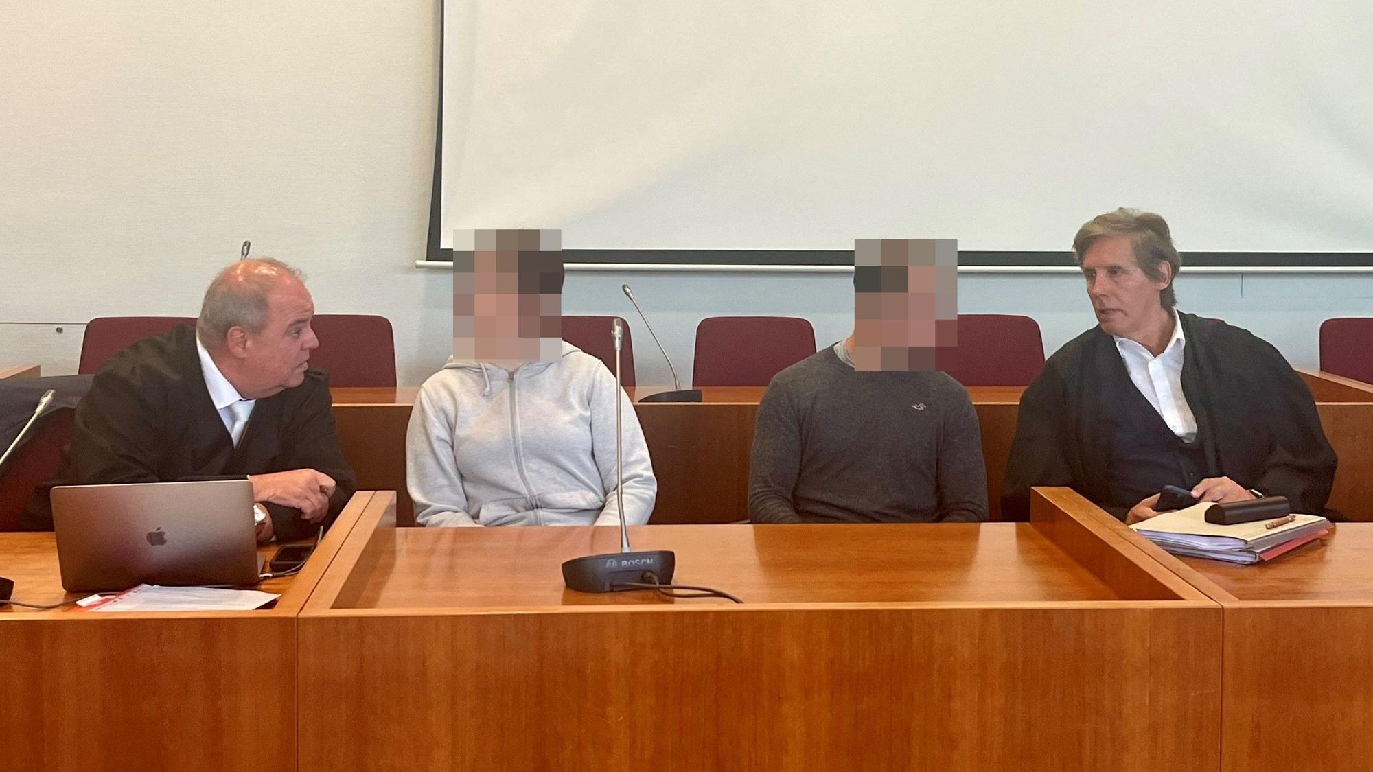 In der Mitte sitzen die beiden Angeklagten, rechts und links von ihnen ihre Verteidiger.