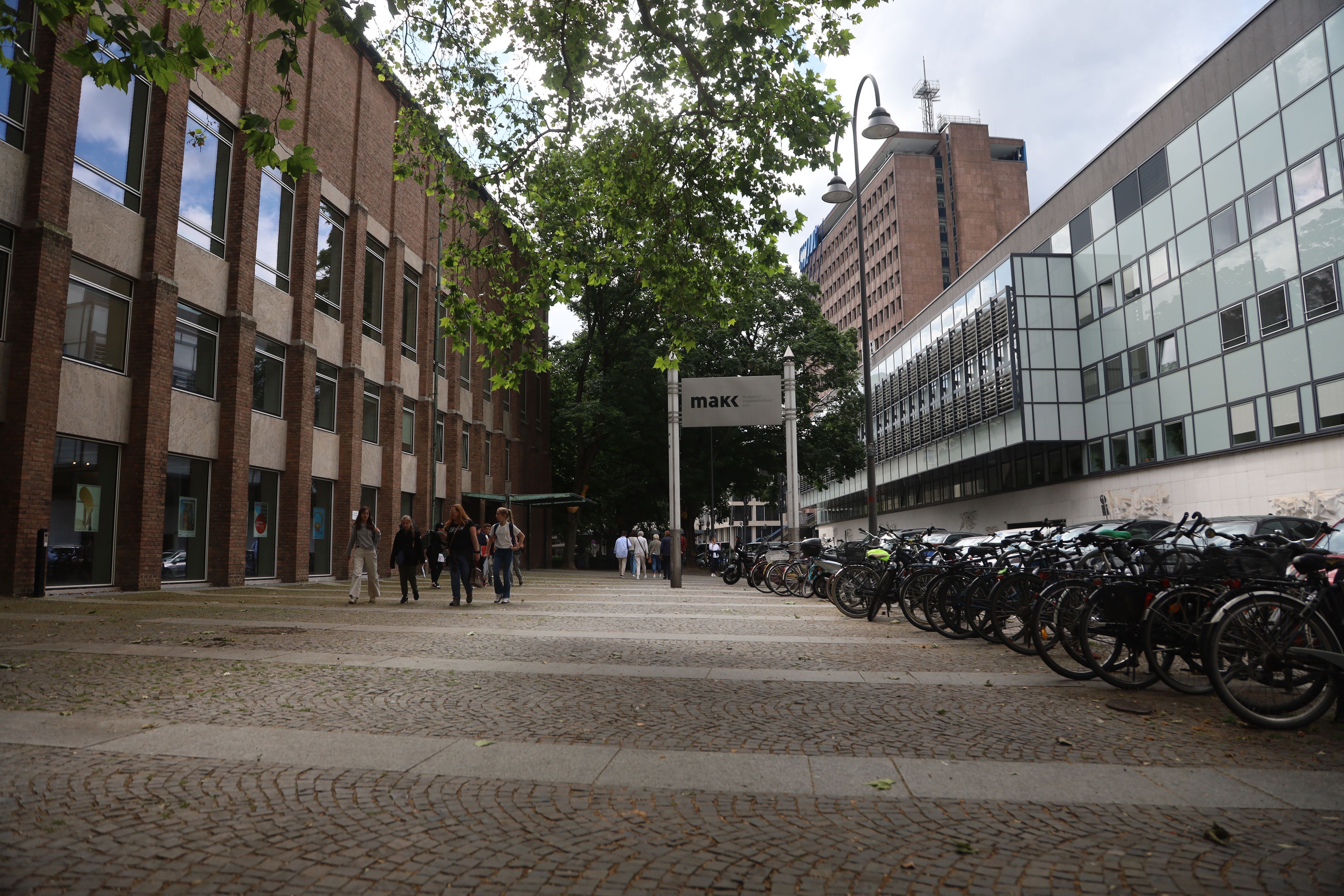 Die Fassade des Museums für Angewandte Kunst Köln (MAKK) und der Vorplatz sind freigelegt.
