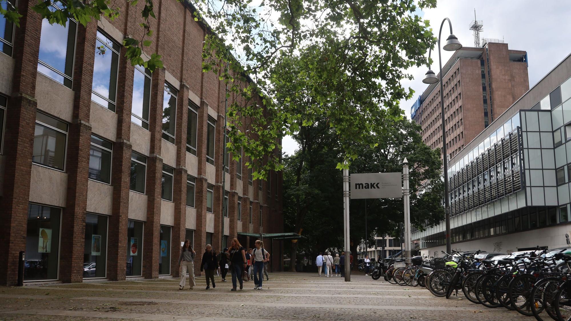Die Fassade des Museums für Angewandte Kunst Köln (MAKK) und der Vorplatz sind freigelegt.