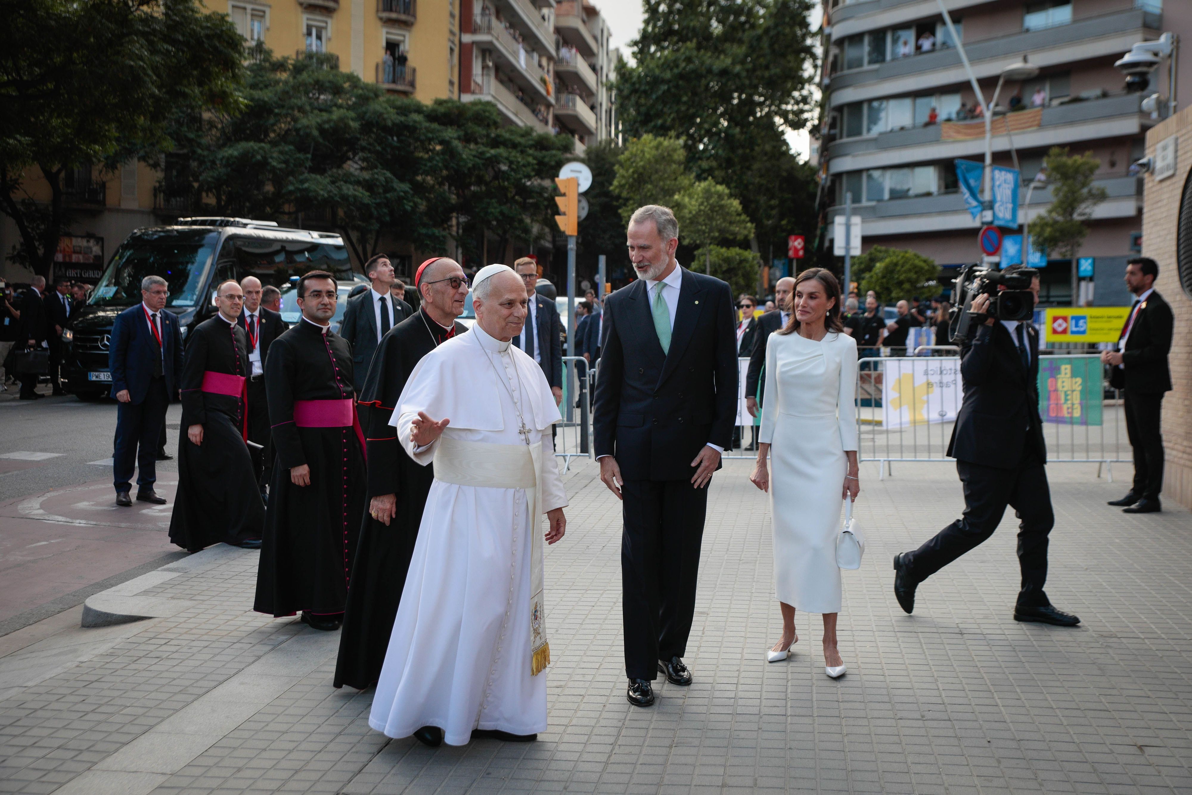 Papst Leo XIV. (l) spricht mit dem spanischen König Felipe VI. (M.) und Königin Letizia (r) bei ihrer Ankunft in der Basilika Sagrada Familia.