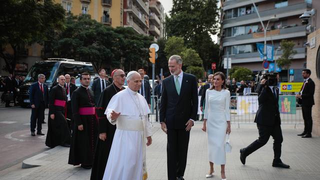 Papst Leo XIV. (l) spricht mit dem spanischen König Felipe VI. (M.) und Königin Letizia (r) bei ihrer Ankunft in der Basilika Sagrada Familia.