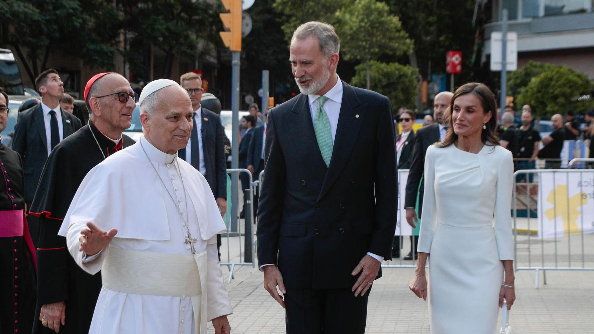 Papst Leo XIV. (l) spricht mit dem spanischen König Felipe VI. (M.) und Königin Letizia (r) bei ihrer Ankunft in der Basilika Sagrada Familia.
