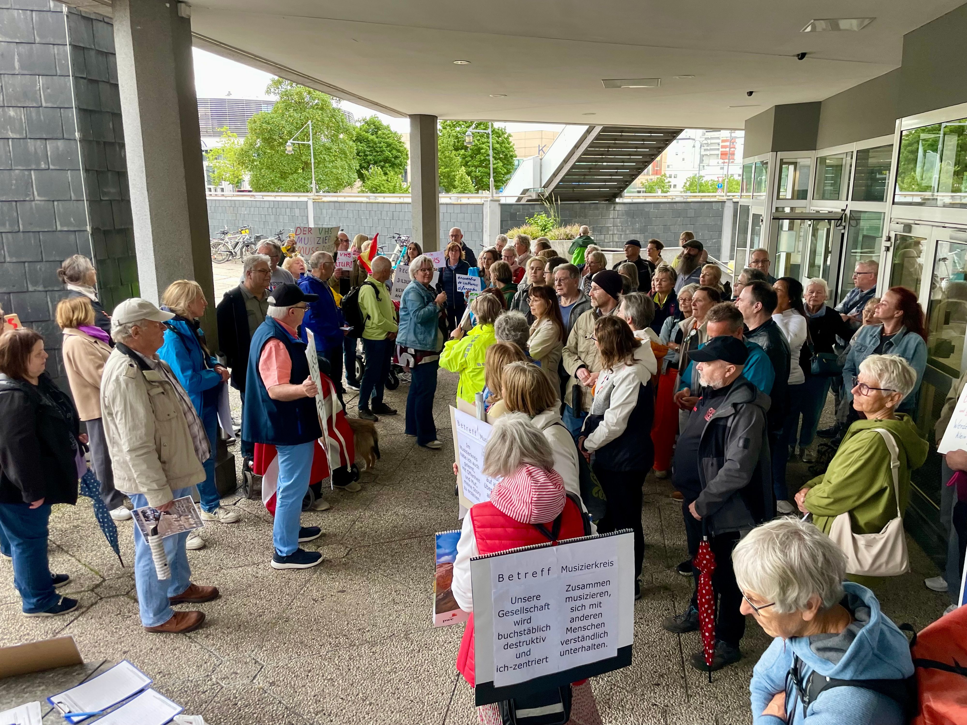 Zahlreiche Kursteilnehmer und Dozenten protestierten am Dienstagabend vor dem Forum gegen die geplanten Stellenkürzungen.