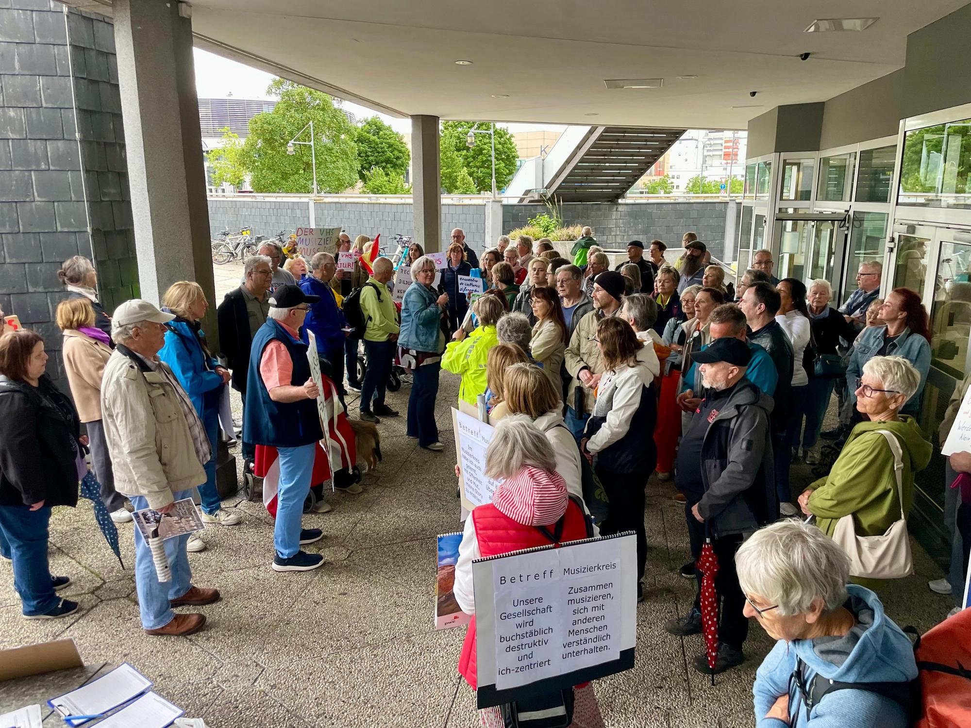 Zahlreiche Kursteilnehmer und Dozenten protestierten am Dienstagabend vor dem Forum gegen die geplanten Stellenkürzungen.