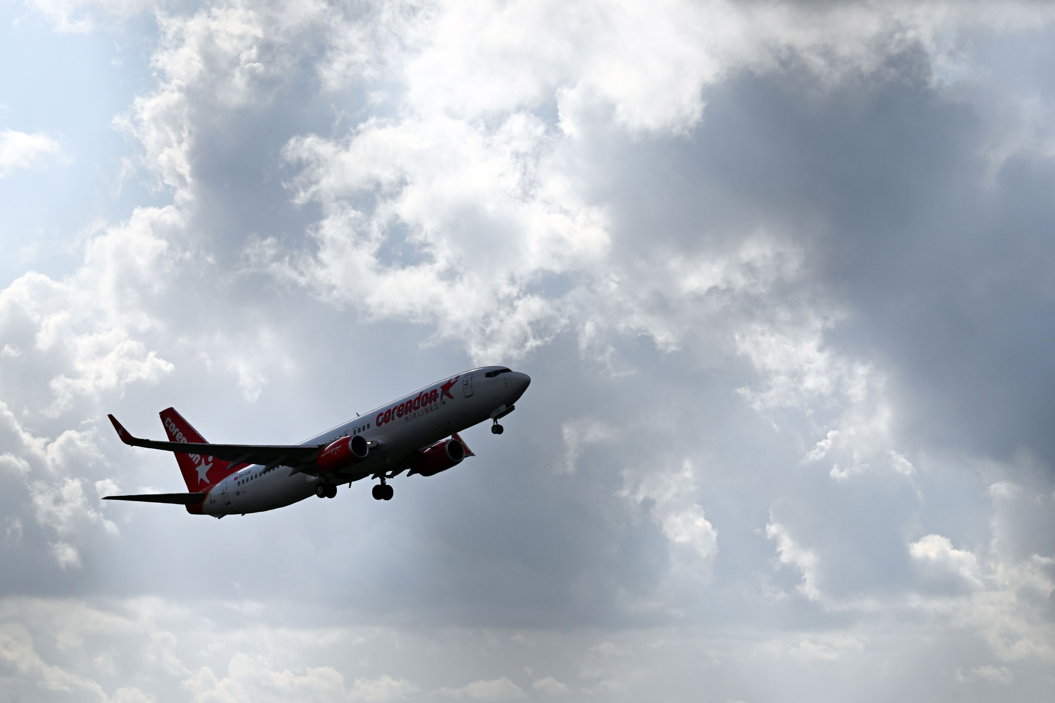 Ein Flugzeug startet vom Flughafen Köln/Bonn.