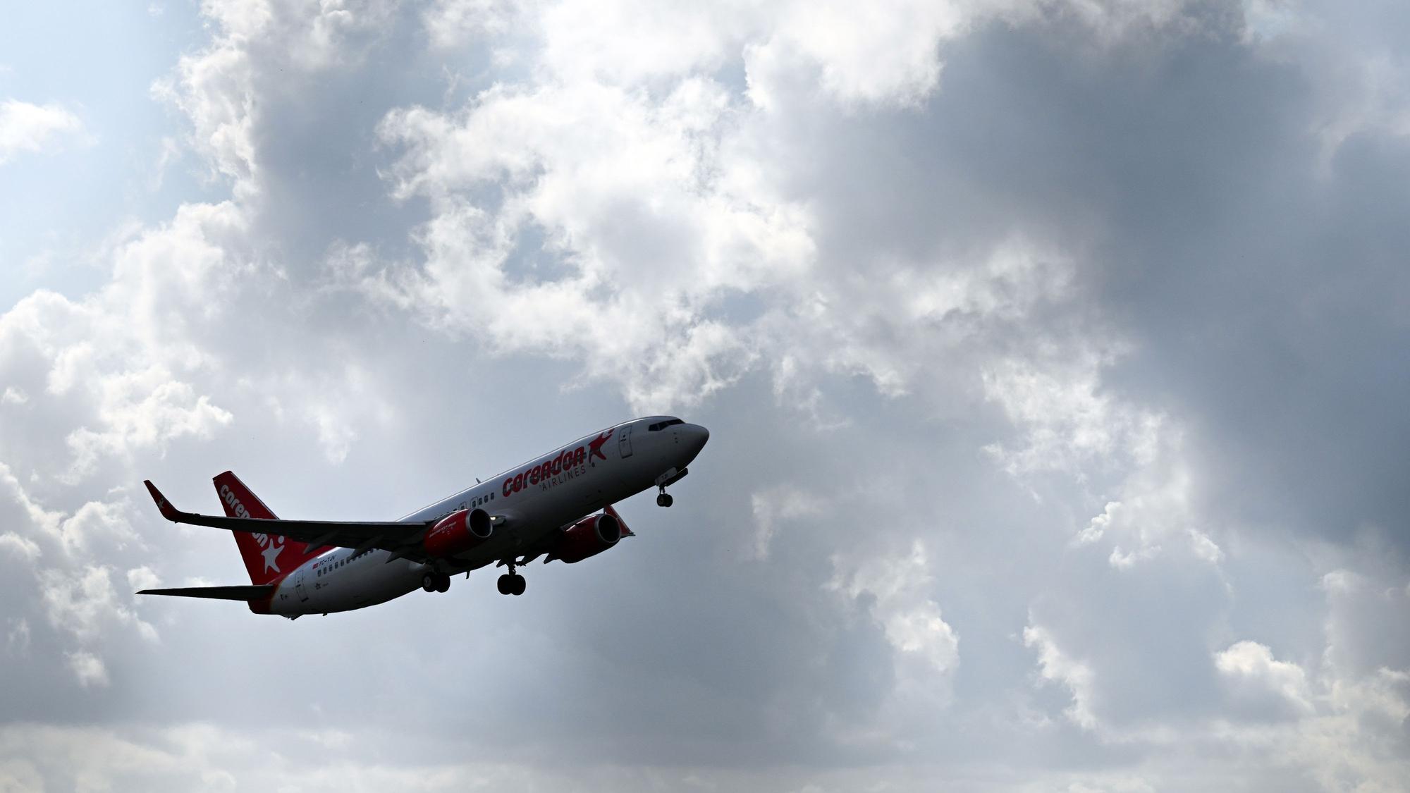 Ein Flugzeug startet vom Flughafen Köln/Bonn.