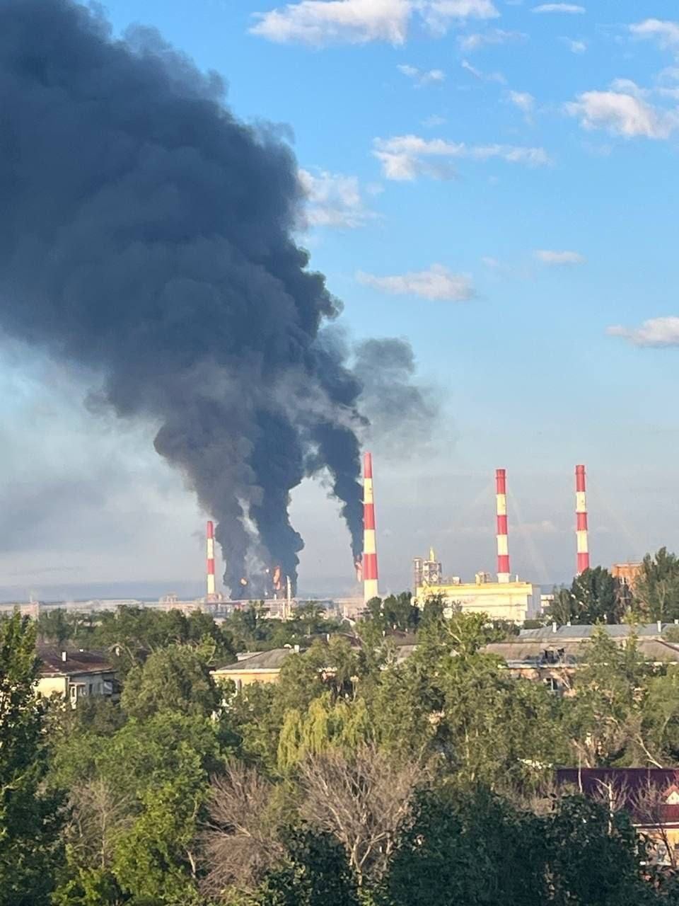 Ein Screenshot aus einem in den sozialen Netzwerken kursierenden Video soll Rauchsäulen über einer russischen Raffinerie in Samara zeigen.