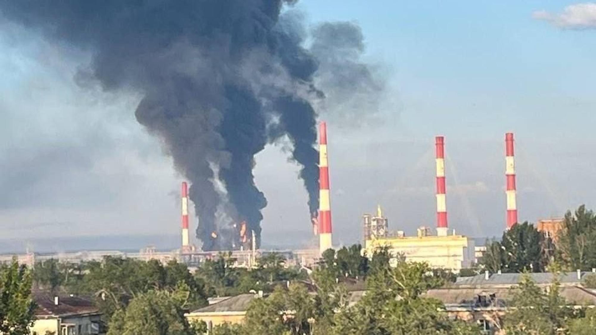 Ein Screenshot aus einem in den sozialen Netzwerken kursierenden Video soll Rauchsäulen über einer russischen Raffinerie in Samara zeigen.