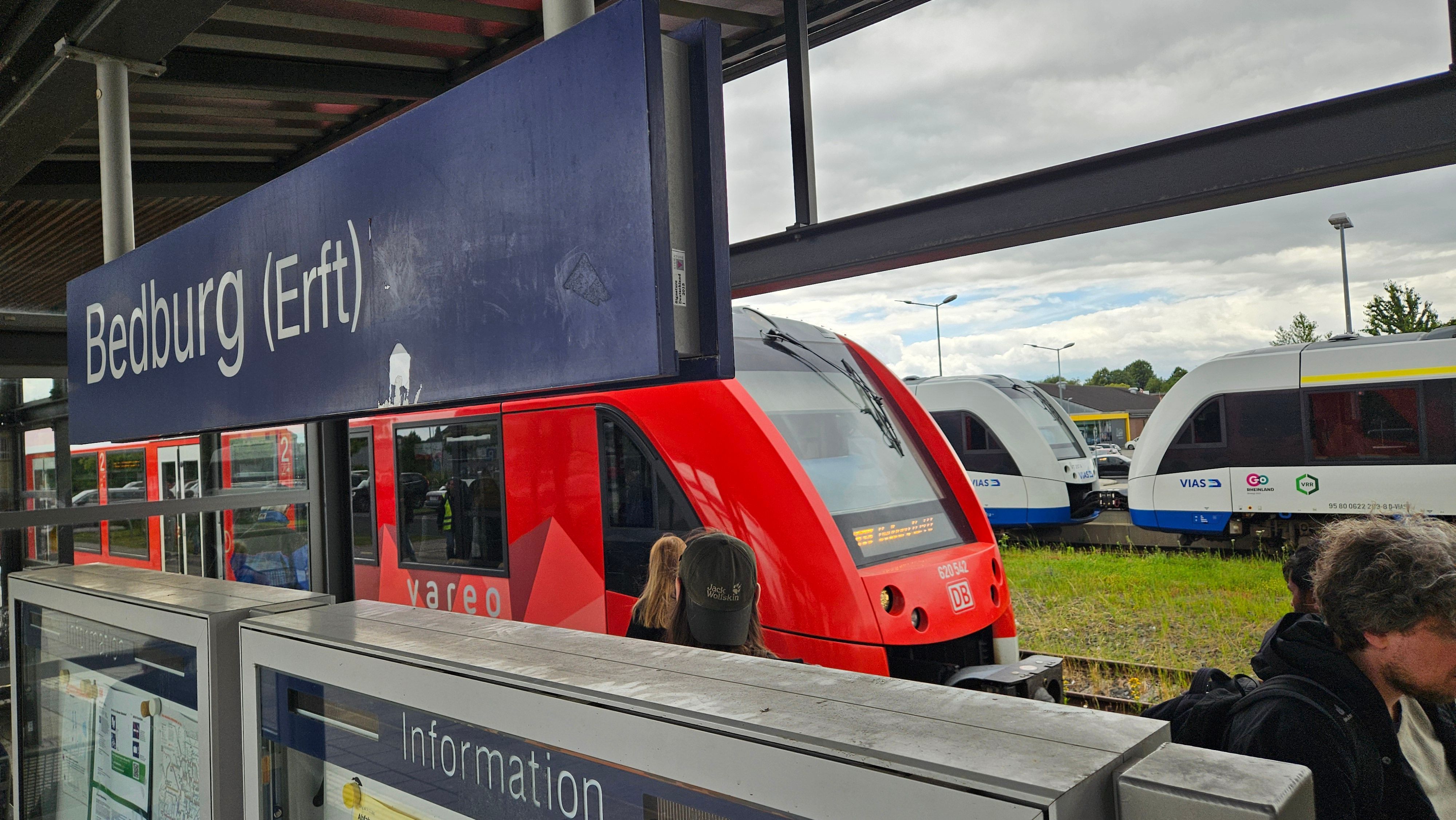 Zu sehen sind zwei Züge im Bahnhof Bedburg.