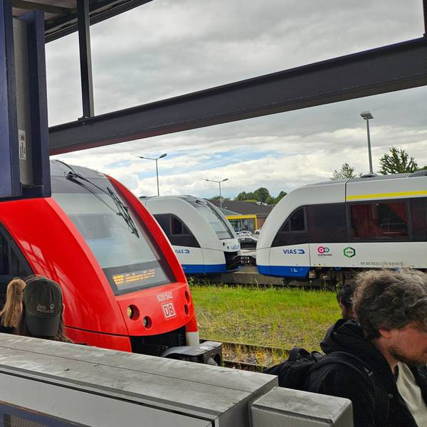 Zu sehen sind zwei Züge im Bahnhof Bedburg.