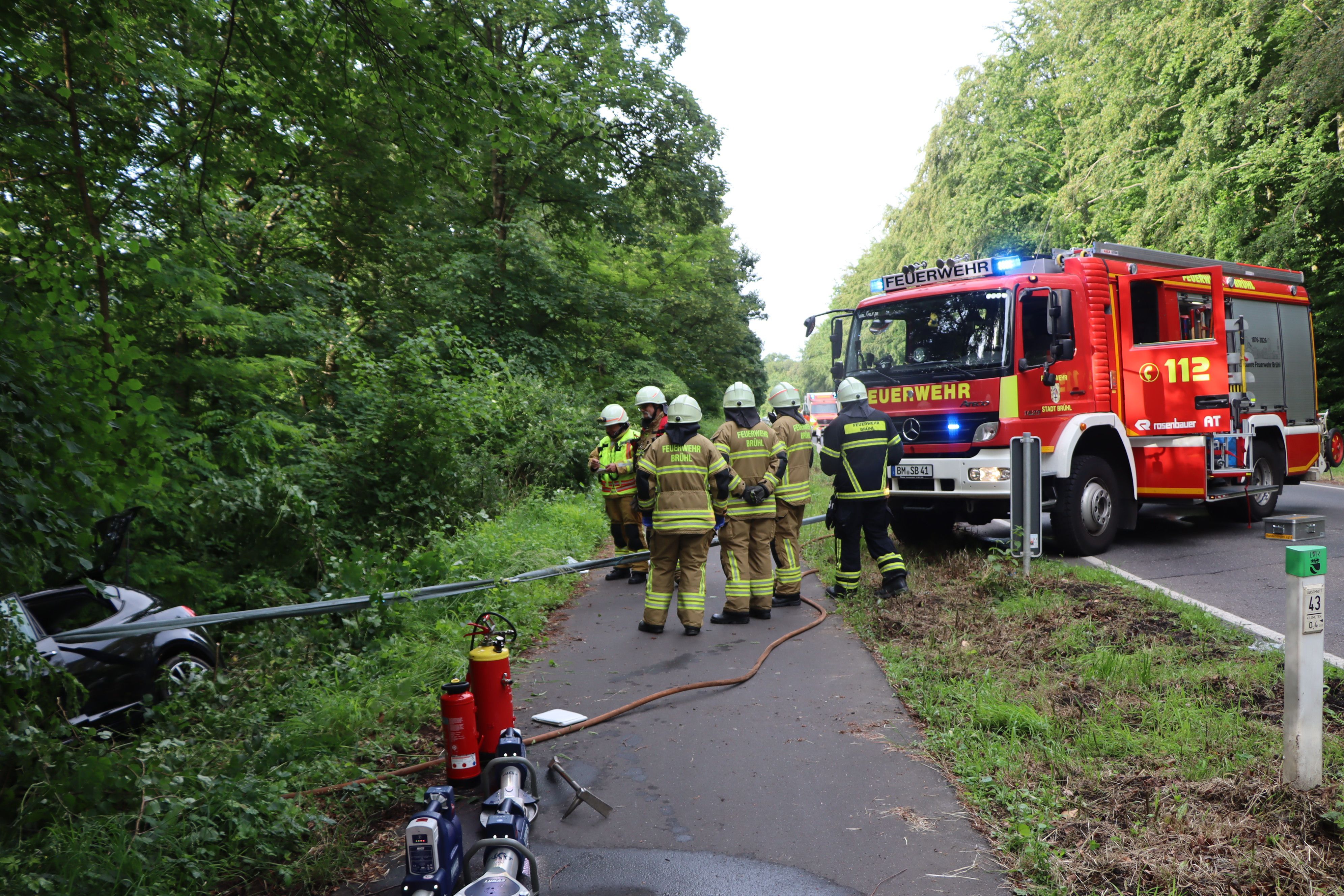 Die Feuerwehr sicherte das Fahrzeug und zog es nach der Rettung aus der Böschung.