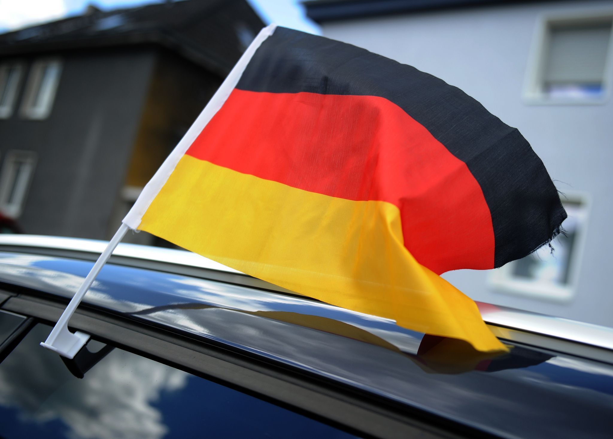 Deutschland-Fahne am Auto