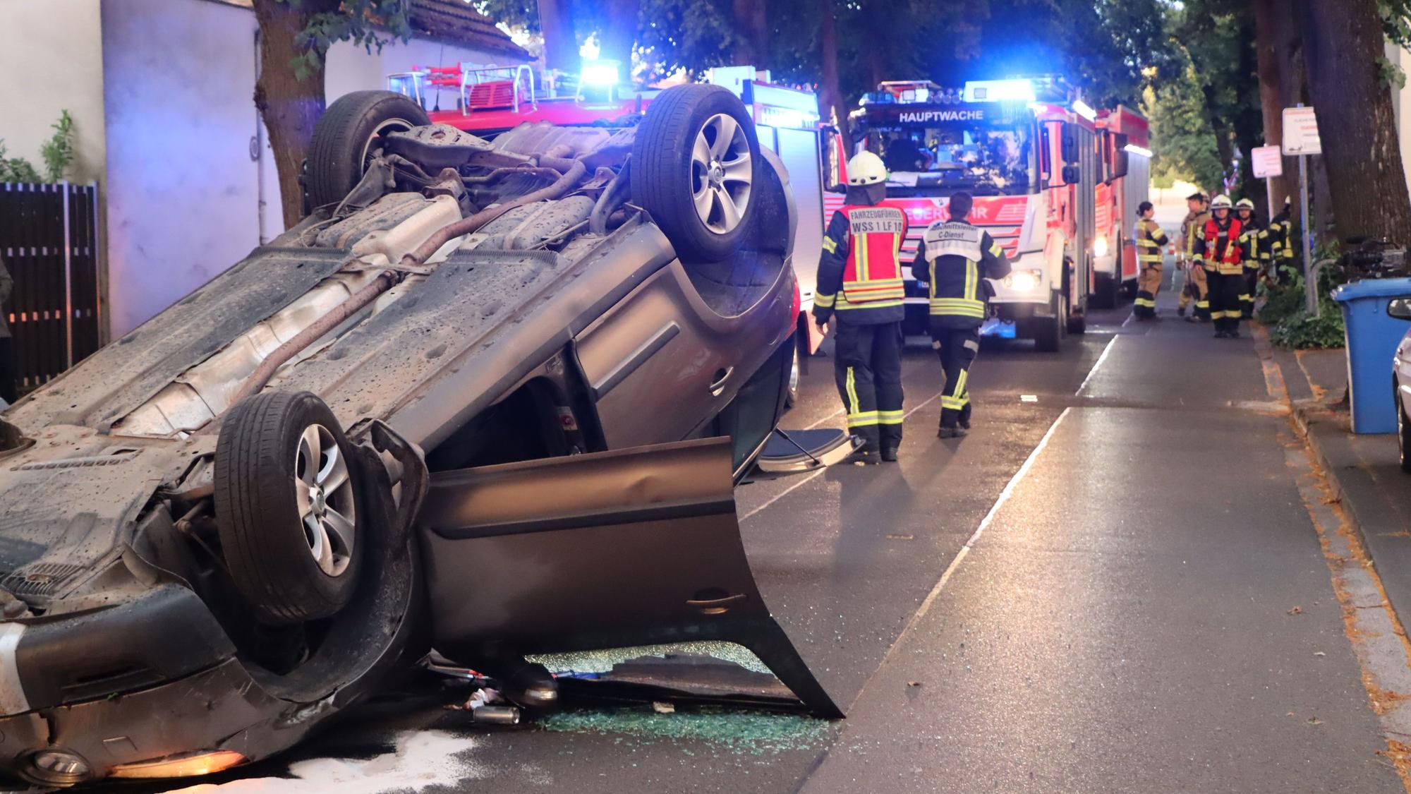 Auf dem Foto ist ein Auto zu sehen, das auf dem Dach liegt.