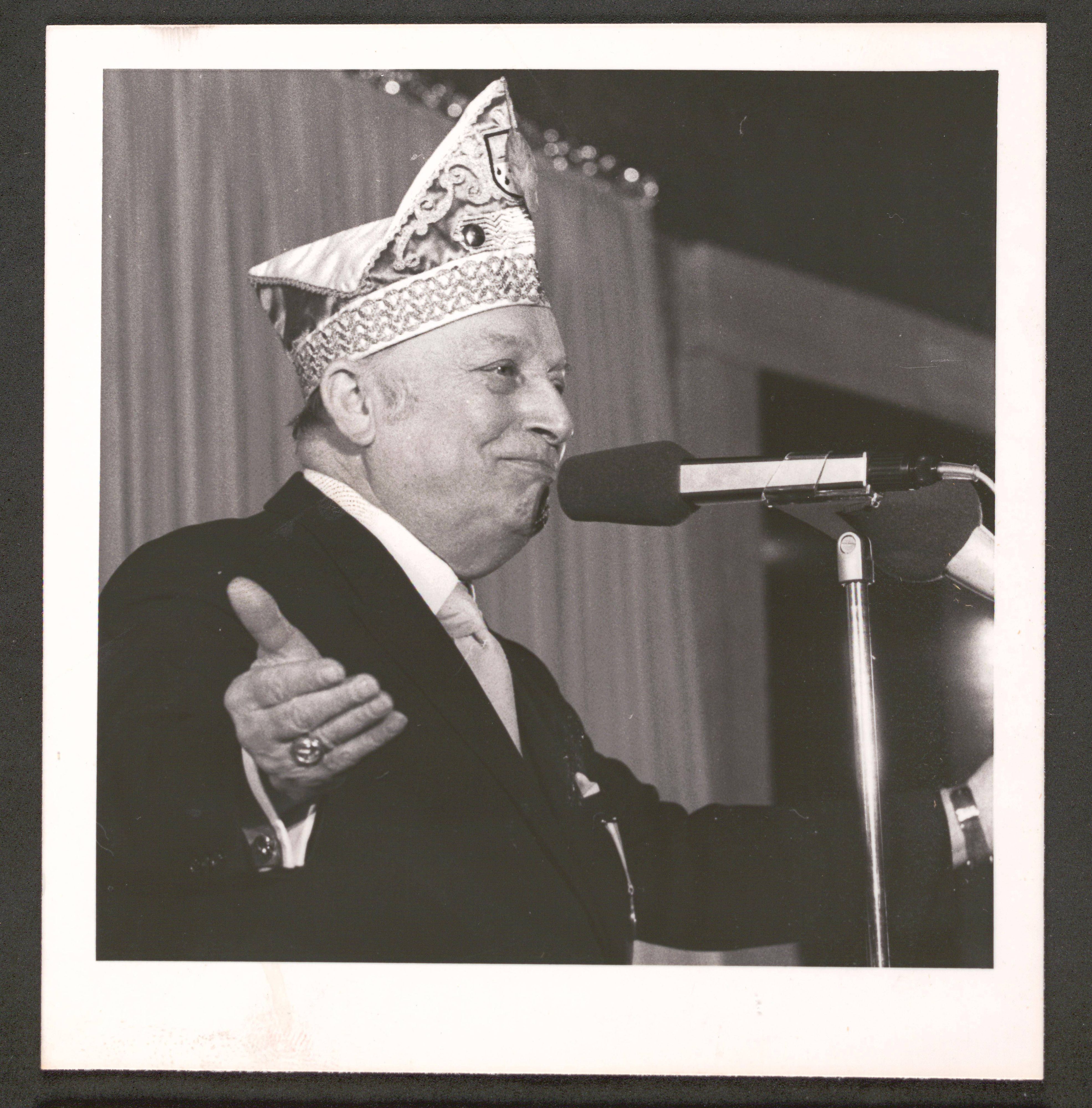 Karl Berbuer Köln - der Komponist, Schlager- und Krätzchensänger Karl Berbuer *26.07.1900 /  17.11.1977 während eines Auftritts - Foto vom 25.07.1975 Deutschland *** Karl Berbuer Cologne the Composer, Schlager and Krätzchensänger Karl Berbuer 26 07 1900 17 11 1977 during one Performance Photo from 25 07 1975 Germany Copyright: xUnitedxArchivesx/xGrevenStiftungx/xKölnischexRundschaux/xHansherbertxWirtz KR_01_0061371_r EDITORIAL USE ONLY