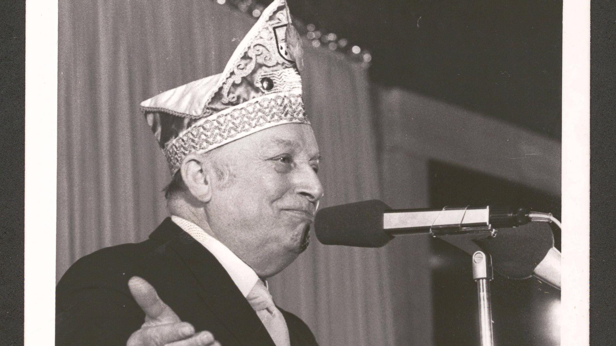 Karl Berbuer Köln - der Komponist, Schlager- und Krätzchensänger Karl Berbuer *26.07.1900 / 17.11.1977 während eines Auftritts - Foto vom 25.07.1975 Deutschland *** Karl Berbuer Cologne the Composer, Schlager and Krätzchensänger Karl Berbuer 26 07 1900 17 11 1977 during one Performance Photo from 25 07 1975 Germany Copyright: xUnitedxArchivesx/xGrevenStiftungx/xKölnischexRundschaux/xHansherbertxWirtz KR_01_0061371_r EDITORIAL USE ONLY
