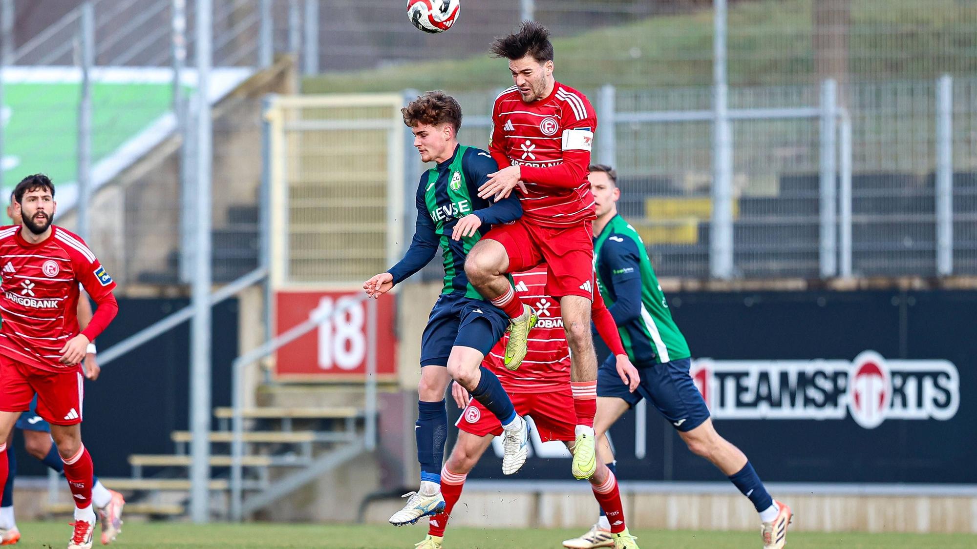 31.01.2026, xKWIx, Fußball, Regionalliga West, Fortuna Düsseldorf II - FC Gütersloh, Paul-Janes-Stadion: Jakob Korte FC Gütersloh 25 im Zweikampf gegen David Savic Fortuna Düsseldorf II 20 Photo: xKamilxWilkowskixPressefotoKochx NRW Deutschland *** 31 01 2026, xKWIx, Football, Regionalliga West, Fortuna Düsseldorf II FC Gütersloh, Paul Janes Stadion Jakob Korte FC Gütersloh 25 in duel against David Savic Fortuna Düsseldorf II 20 Photo xKamilxWilkowskixPressefotoKochx NRW Germany