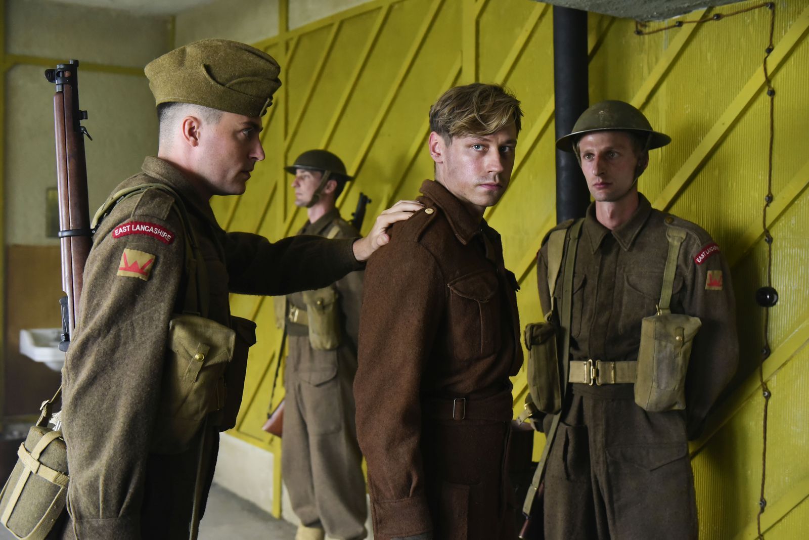 Bert Trautmann (David Kross) hatte es wie alle Kriegsgefangenen vor allem in der Anfangszeit in England nicht leicht. (Bild: ARD Degeto/Lieblingsfilm/Zephyr Films/British Film/Adrian Monaghan)