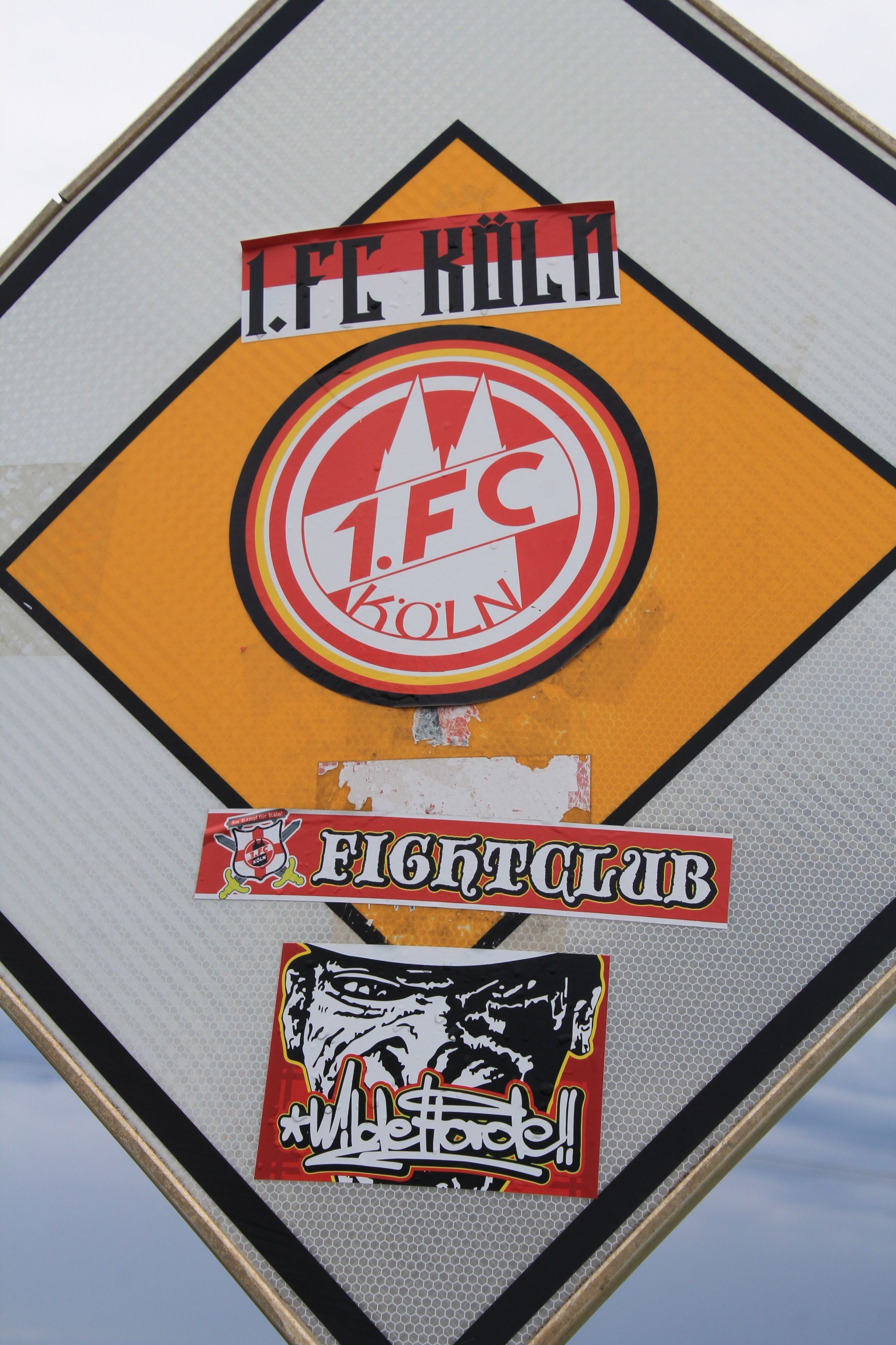 Die Aufkleber tragen die Aufschriften „1. FC Köln“ und „Fightclub“.