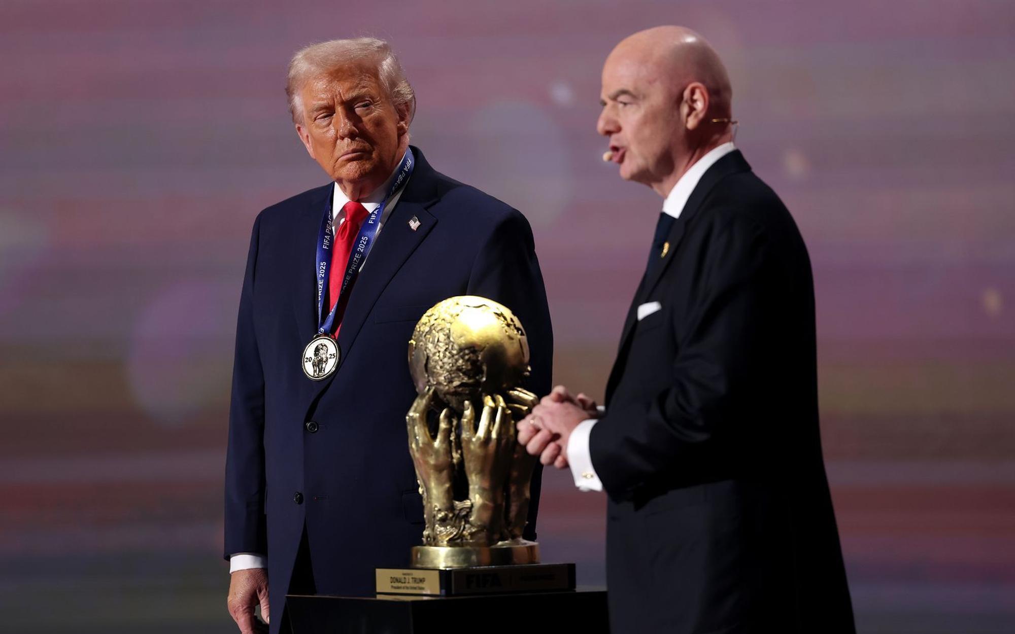 Best Buddys: FIFA-Präsident Gianni Infantino (rechts) zeichnete US-Präsident Donald Trump mit dem eigens für diesen erfundenen FIFA-Friedenspreis aus. (Bild: 2025 Getty Images/Patrick Smith)