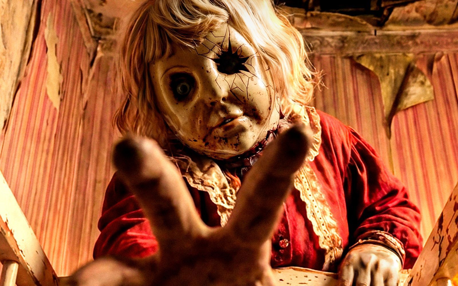 Die Titelfigur in „Dolly“ wird von der amerikanischen Profi-Wrestlerin Max the Impaler verkörpert. (Bild: Dolly in the Woods LLC 2025/Tiberius Film)